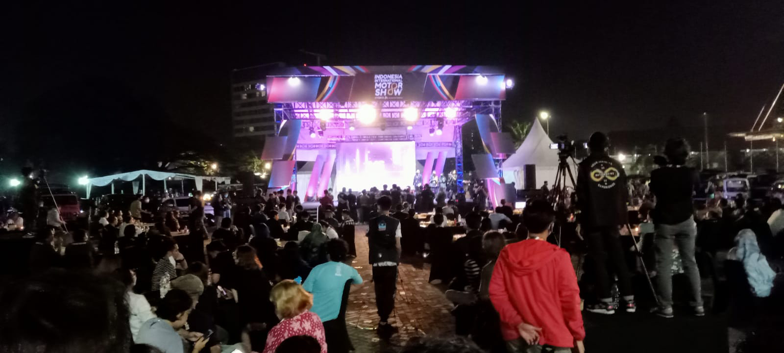 Suasana malam penutupan IIMS Hybrid 2022, Sabtu (9/4).