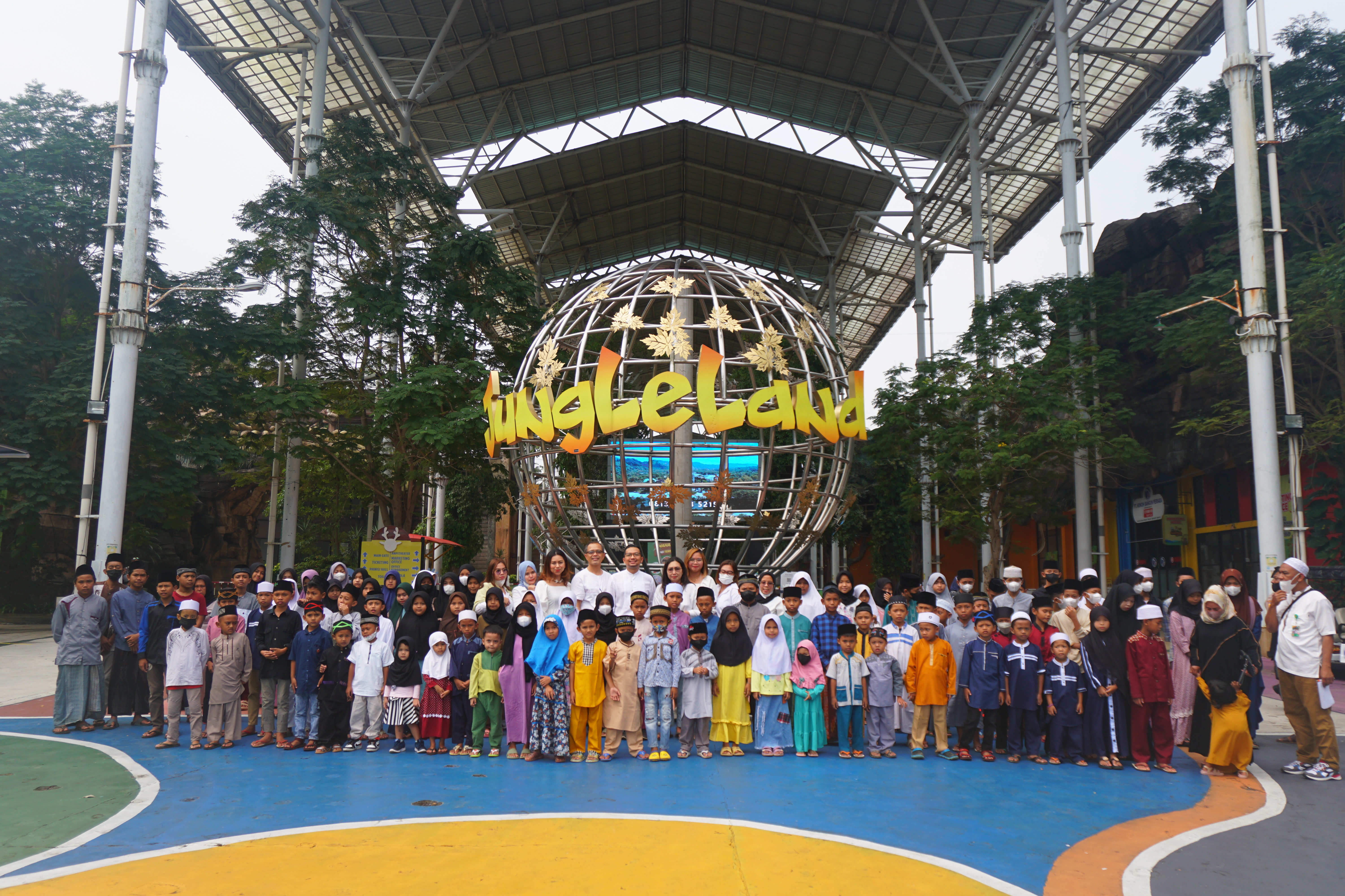 Jungleland dapat berbagi keceriaan bersama anak yatim dari lingkungan sekitarnya dengan tema 