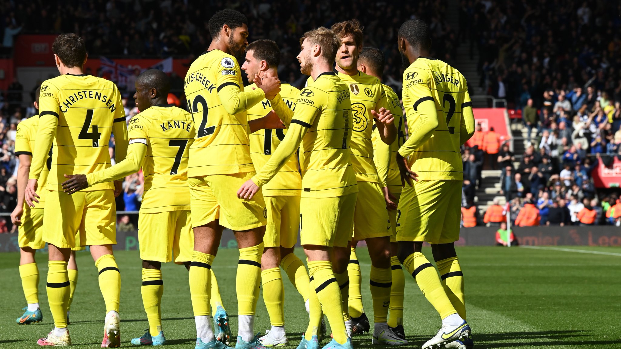 Pemain Chelsea merayakan kemenangan atas Southampton