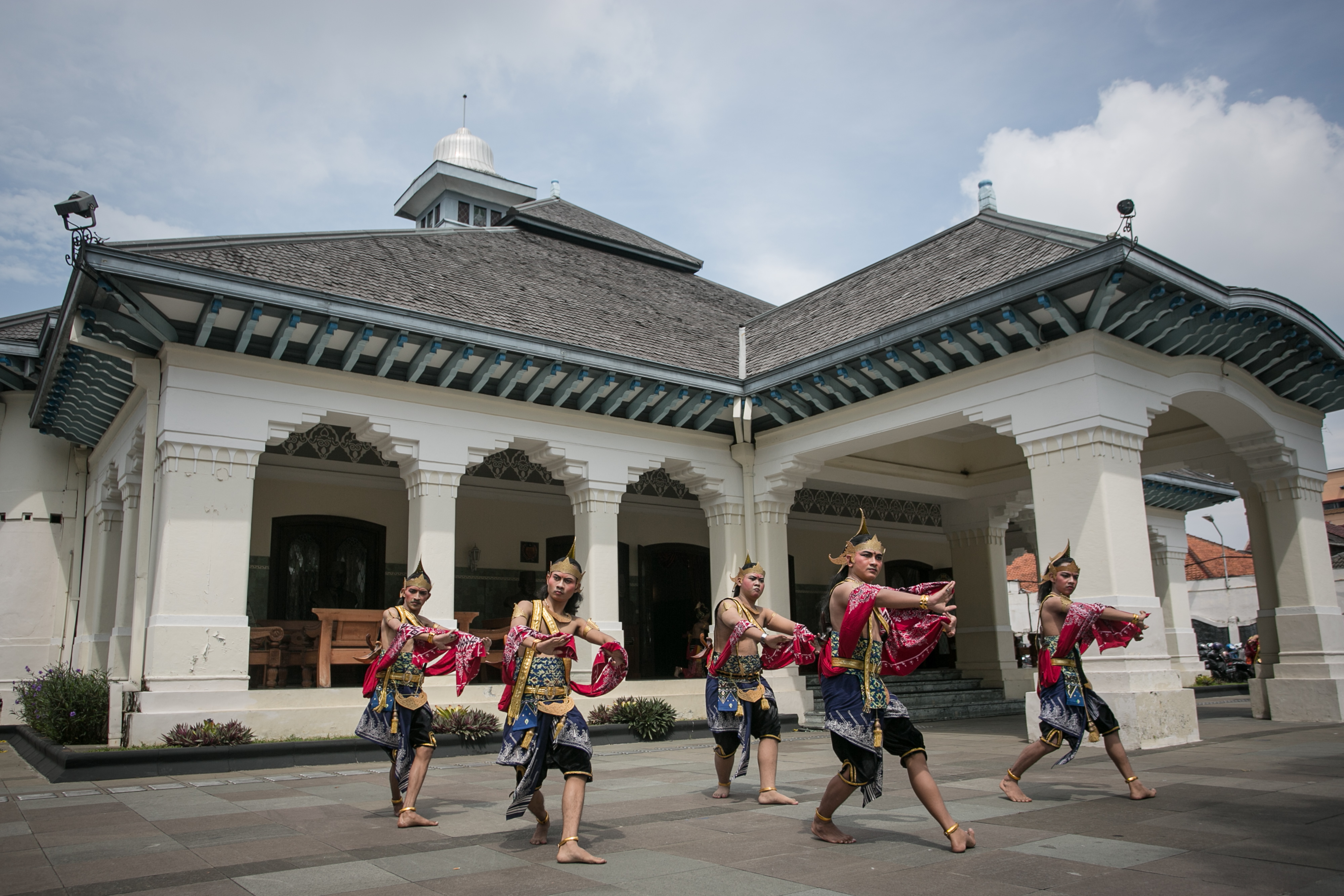 Sejumlah penari membawakan lakon 