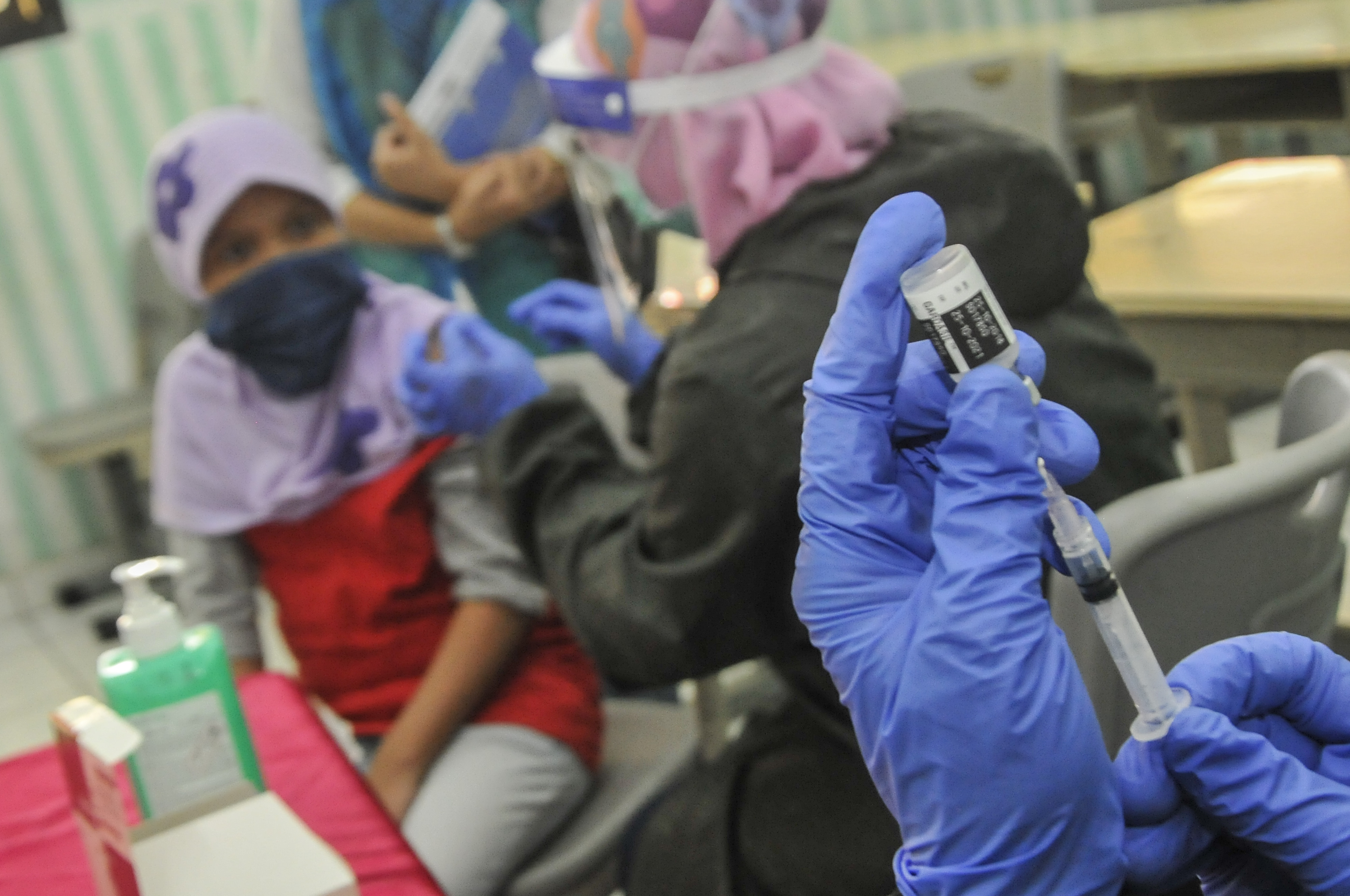 Imunisasi Vaksin HPV di SDN 05 Pondok Kelapa, Jakarta Timur, pada 2020.
