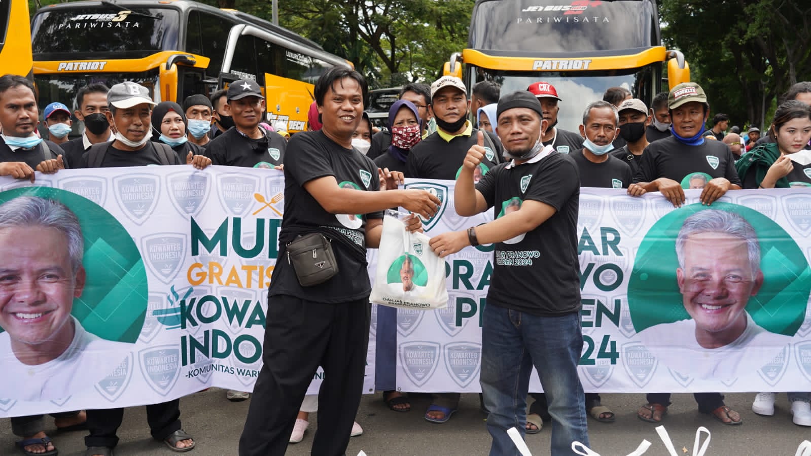 KOMUNITAS Warung Tegal (Kowarteg) Indonesia memfasilitasi mudik gratis bagi pemilik maupun karyawan warteg se-Jabodetabek dan Banten, Jumat 