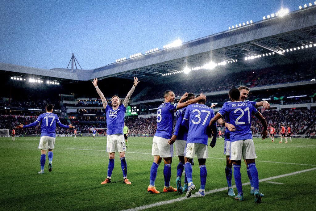 Para pemain Leicester City melakukan selebrasi usai mencetak gol ke gawang PSV Eindhoven di laga Liga Konferensi UEFA.