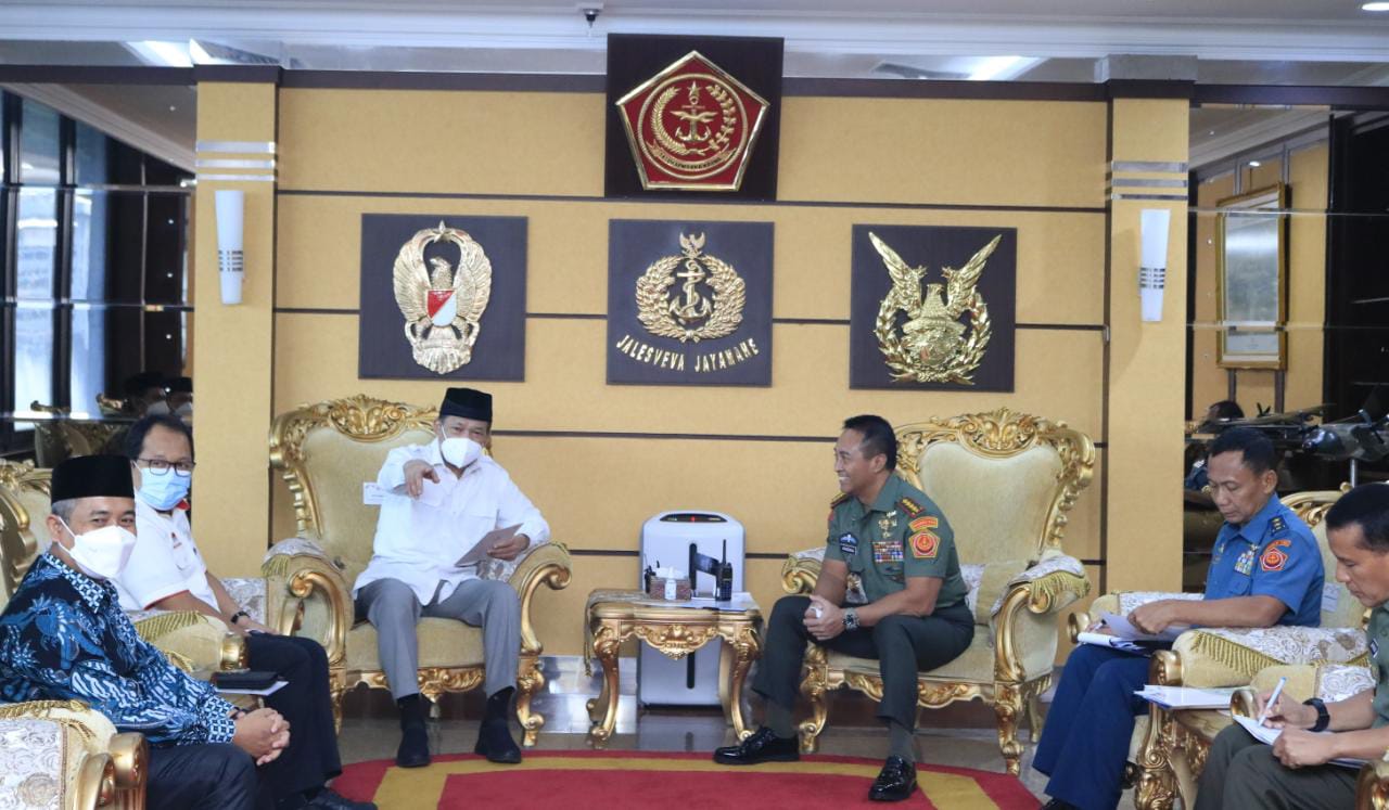 Ketua Baznas RI, Prof Dr KH Noor Achmad MA (tiga kiri) saat bertemu dengan Panglima TNI Jenderal Andhika Perkasa (tiga kanan).