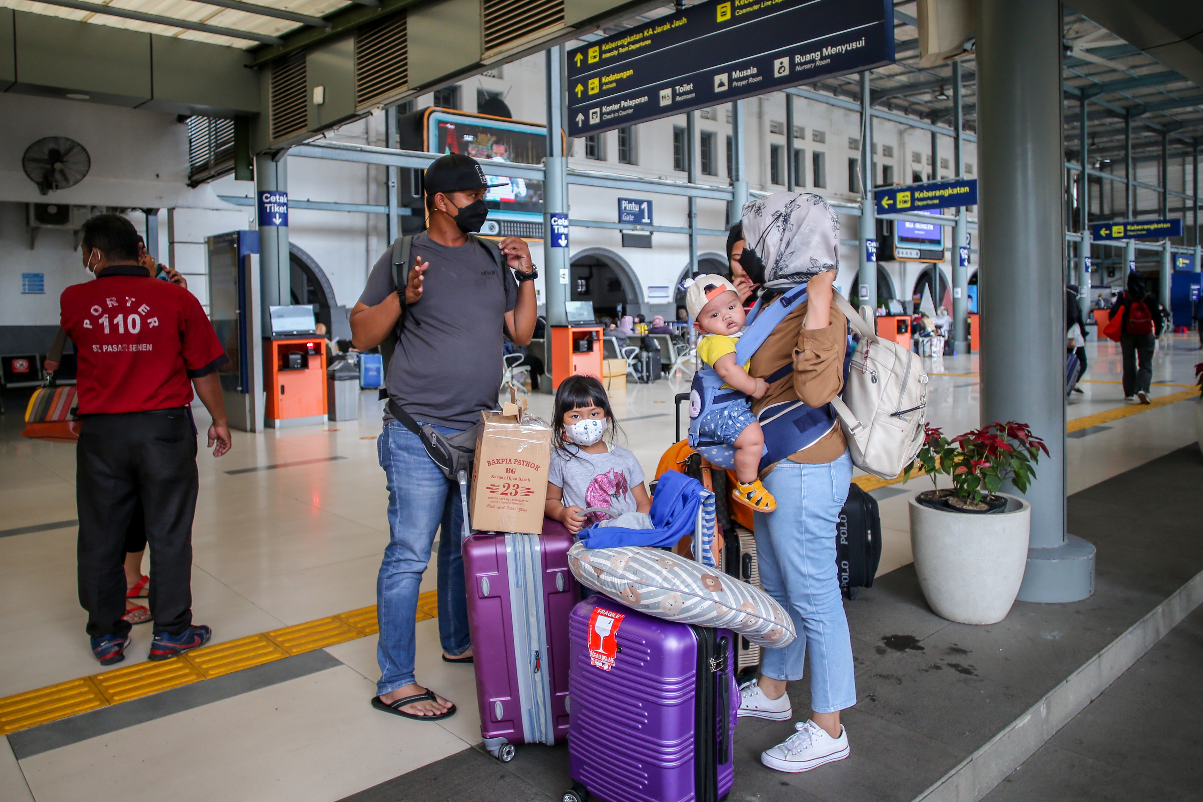 Calon pemudik bersama anggota keluarganya di Stasiun Pasar Senen.
