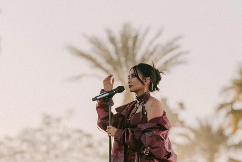 NIKI saat tampil di Coachella