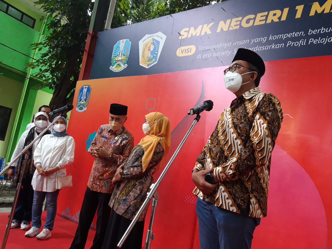 Seremonial pemberian beasiswa bagi 27 siswa berprestasi di Malang