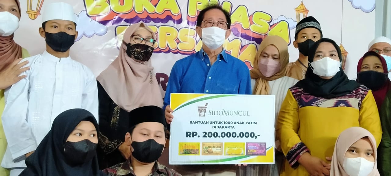 Direktur Sido Muncul Irwan Hidayat saat penyerahan donasi secara simbolis di Jakarata, Rabu (13/4/2022)