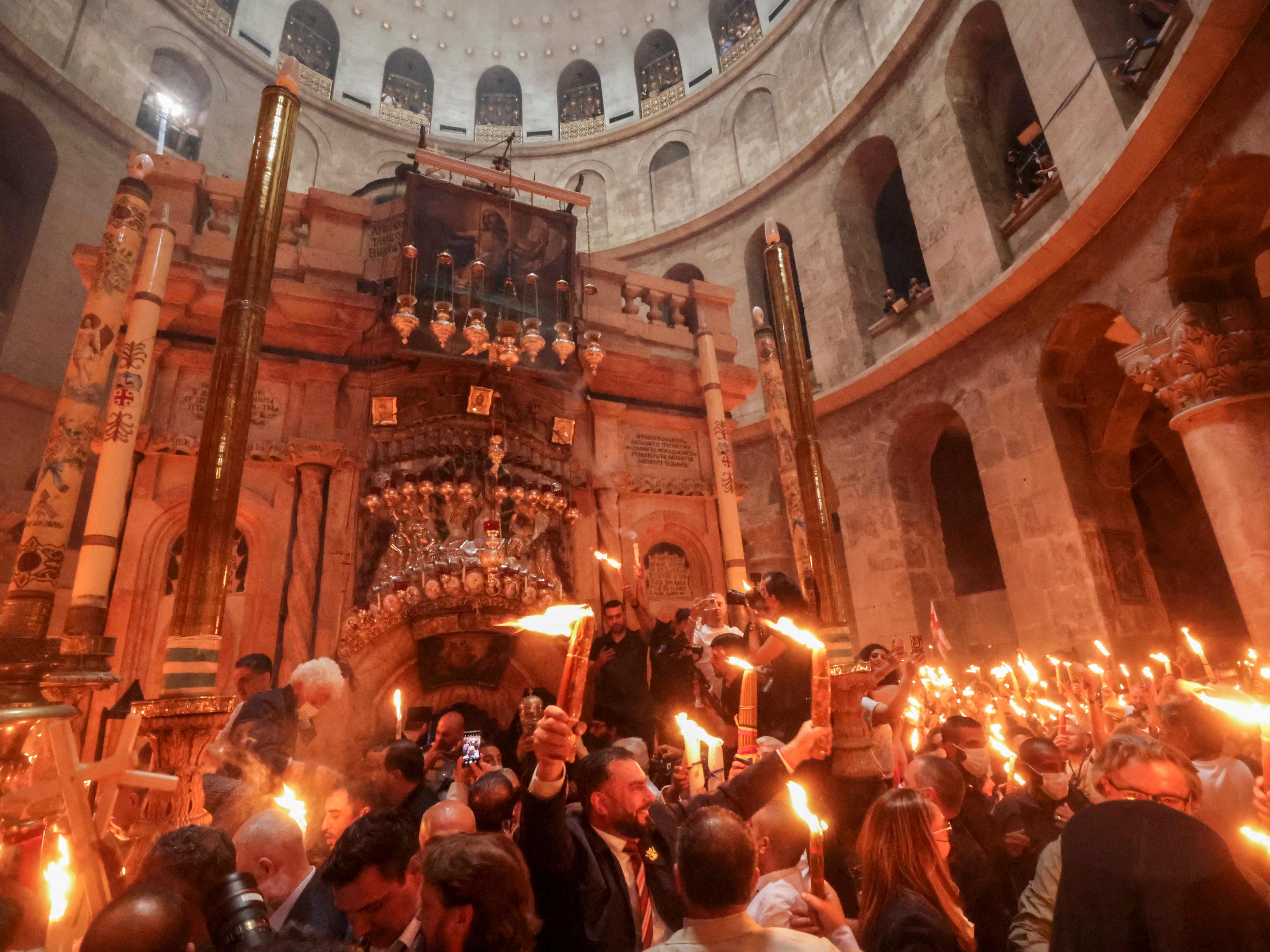 Umat Kristen Protes Pembatasan Kehadiran Api Kudus di Israel