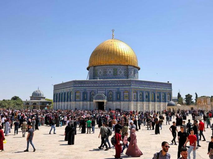 Muslim Palestina berkumpul di kompleks masjid Al-Aqsa Jerusalem setelah salat Jumat selama bulan suci Ramadan pada 15 April 2022.