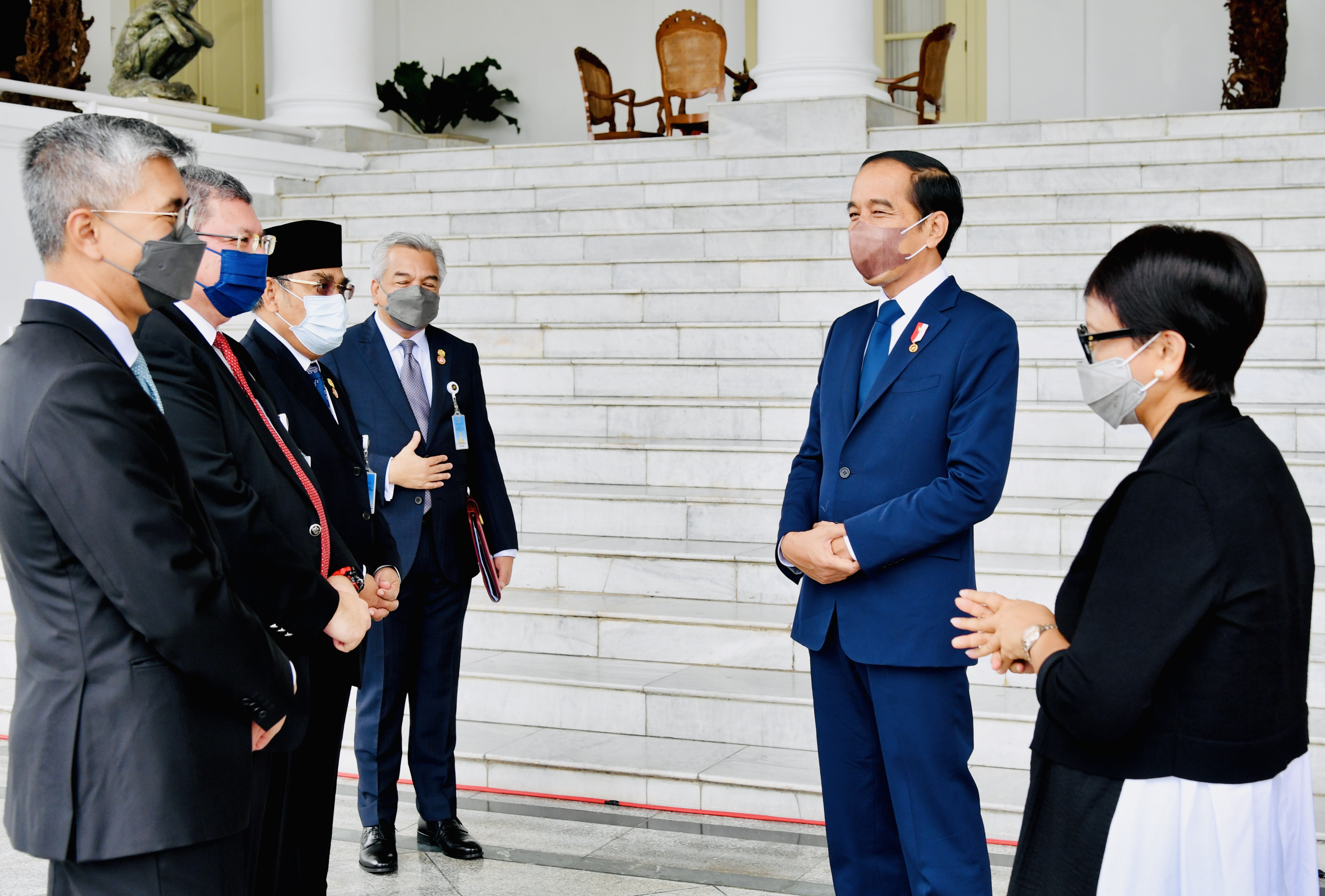 Presiden Joko Widodo didamping Menlu Retno Marsudi menerima kunjungan PM Malaysia Datuk Sri Ismail Sabri Yaakob di Istana Bogor, beberpa wak