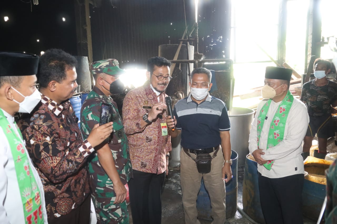 Mentan Syahrul Yasin Limpo meninjau produksi tahu di kawasan Mampang Prapatan, Jakarta Selatan. Jumat (8/4).