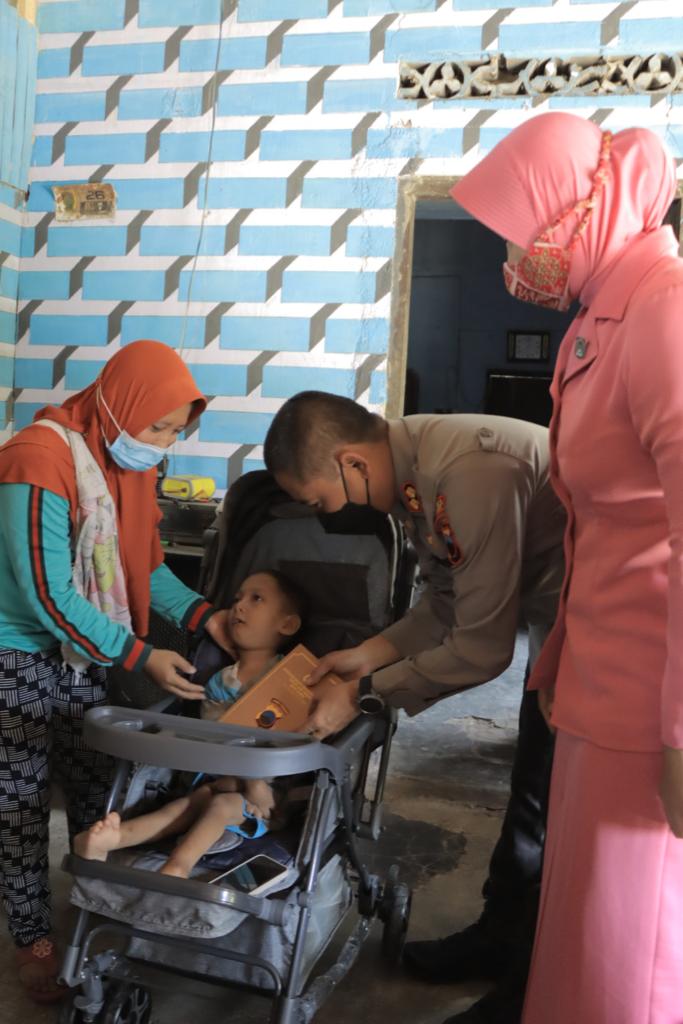 Kapolres Klaten AKB Eko Prasetyo menyerahkan bantuan kepada penyandang disabilitas