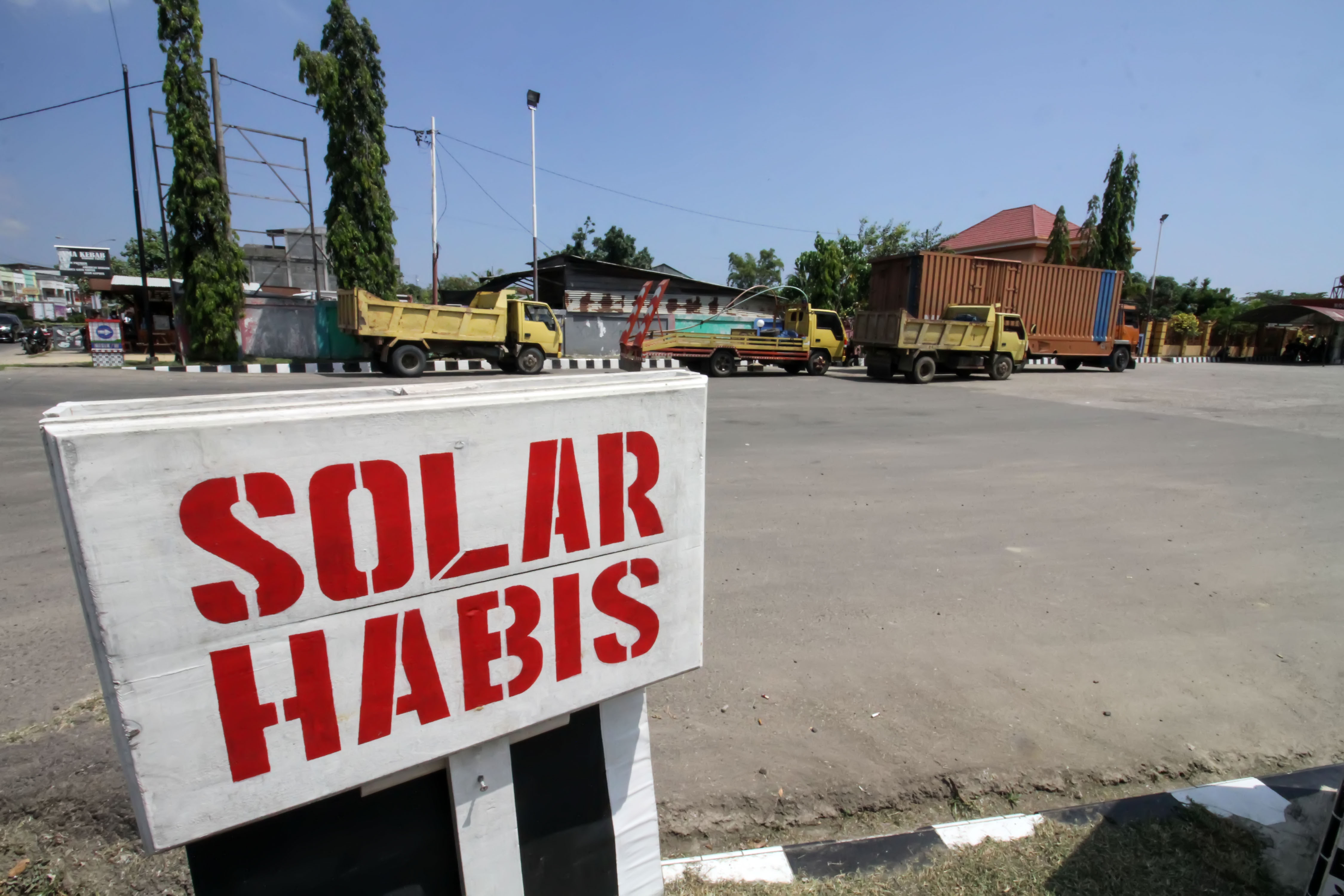 Sejumlah kendaraan mengantre solar di SPBU wilayah Lhokseumawe, Aceh.