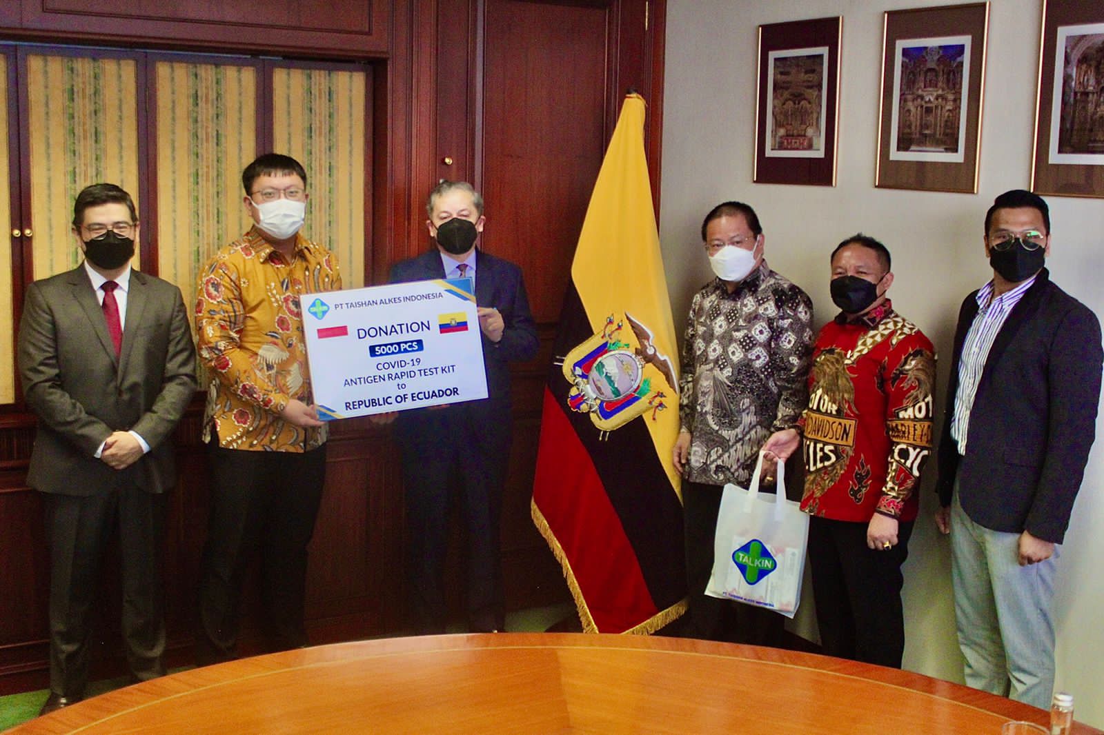 PT Taishan Alkes Indonesia memberikan 5.00 alat swab antigen ke Ekuador