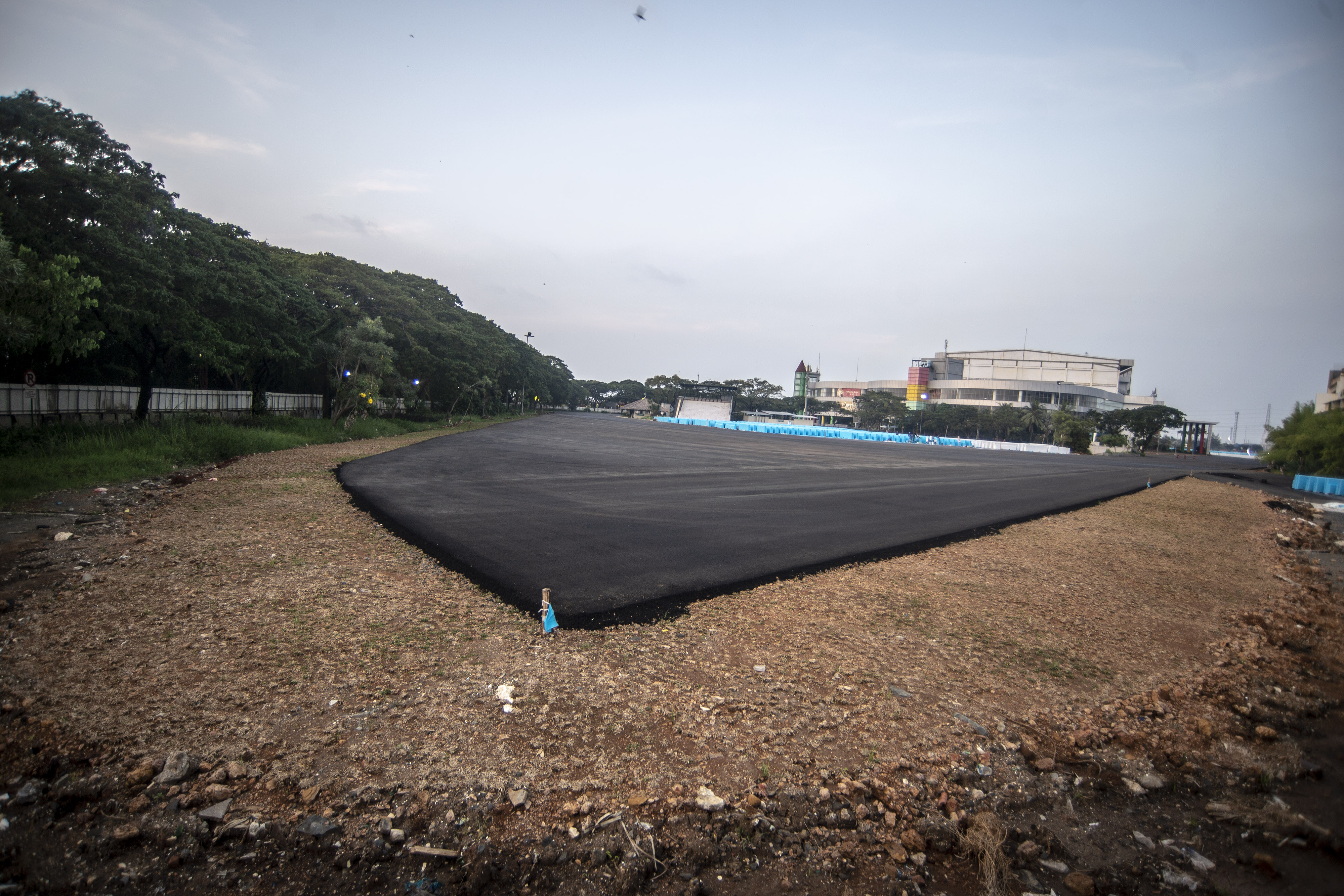  Kondisi lintasan Sirkuit Jakarta International E-Prix Circuit (JIEC) yang telah diaspal di kawasan Taman Impian Jaya Ancol, Jakarta.