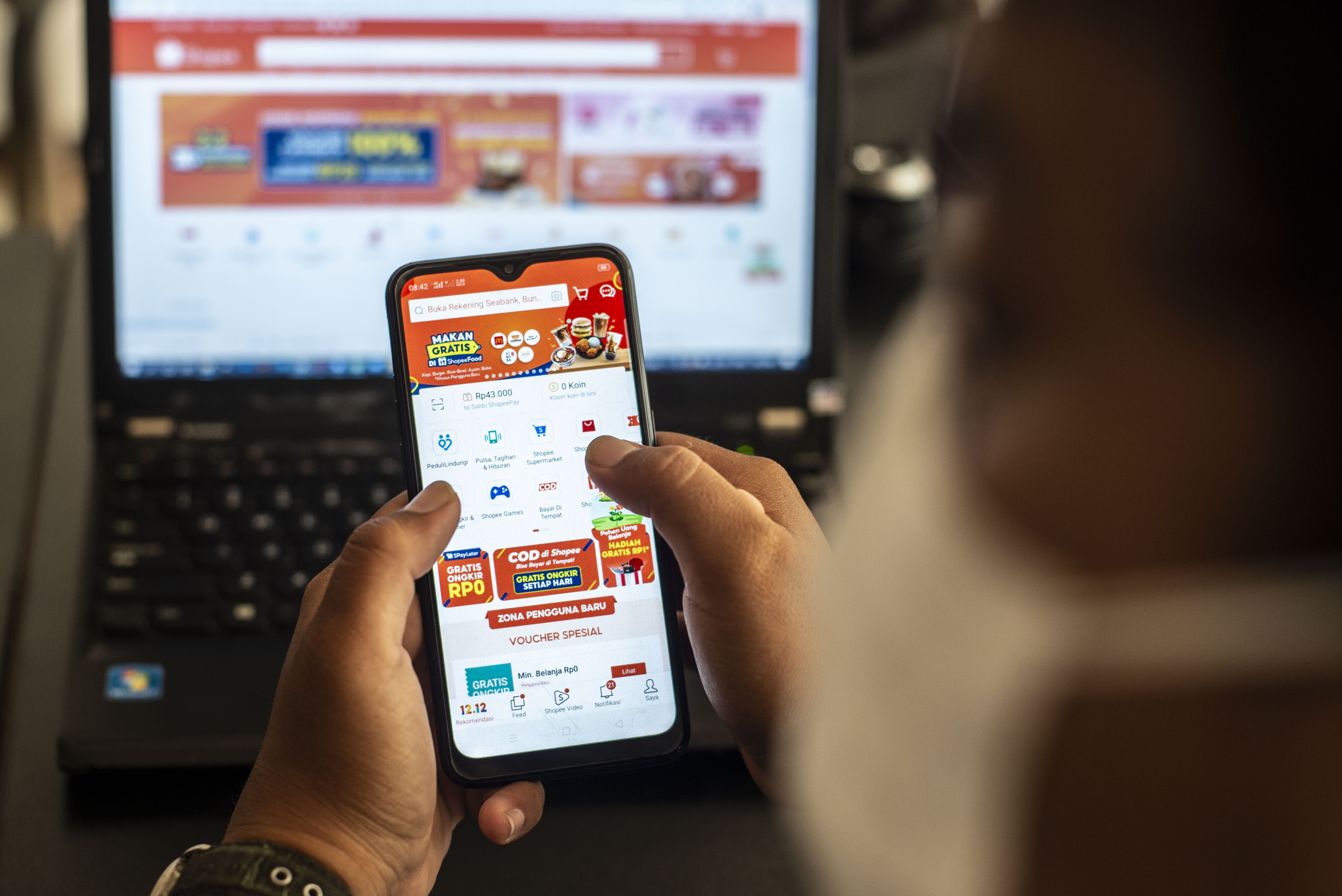 Warga mengakses salah satu platform e-commerce untuk berbelanja