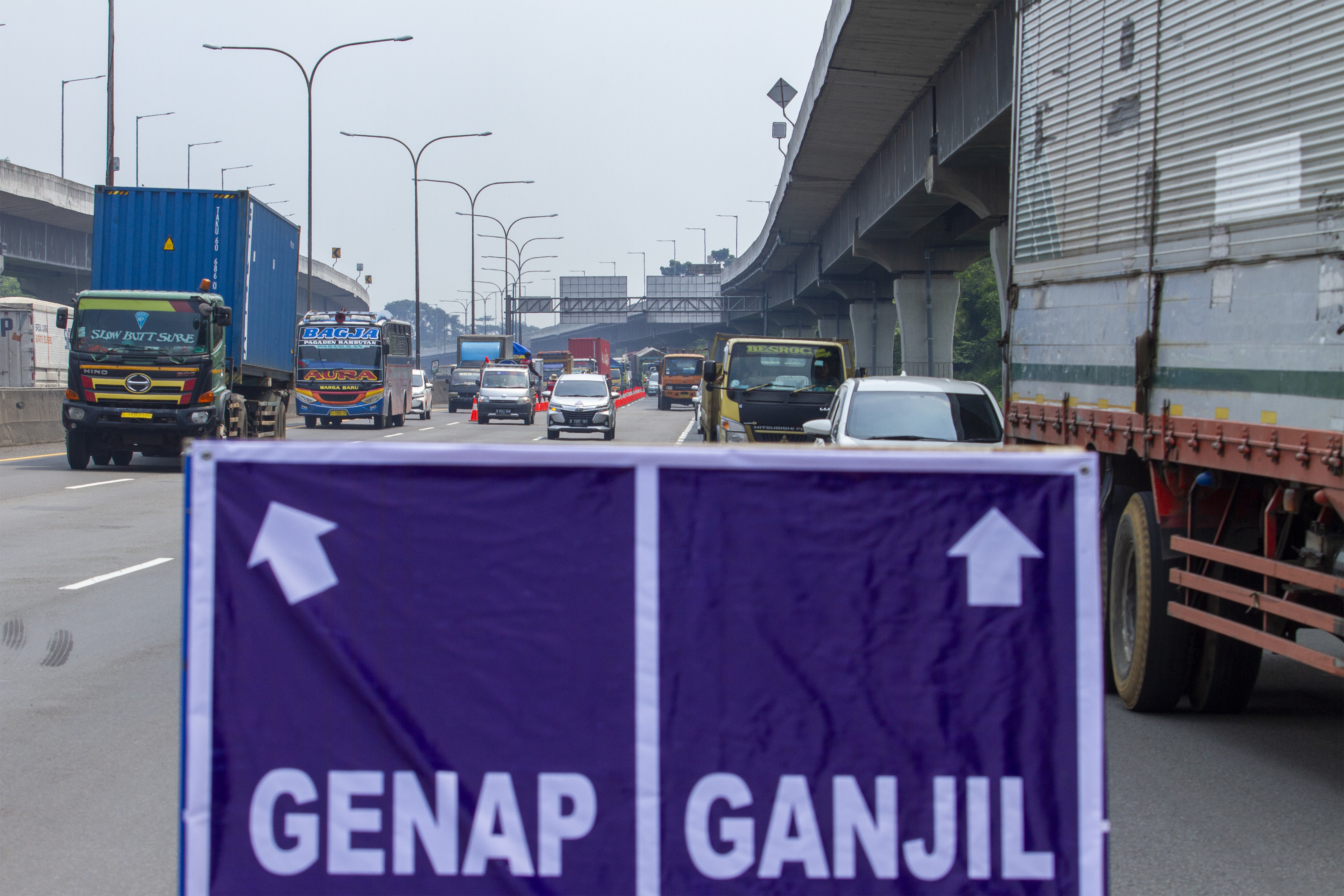 Sejumlah kendaraan melaju di ruas jalan Tol saat uji coba ganjil genap di Tol Jakarta - Cikampek Karawang