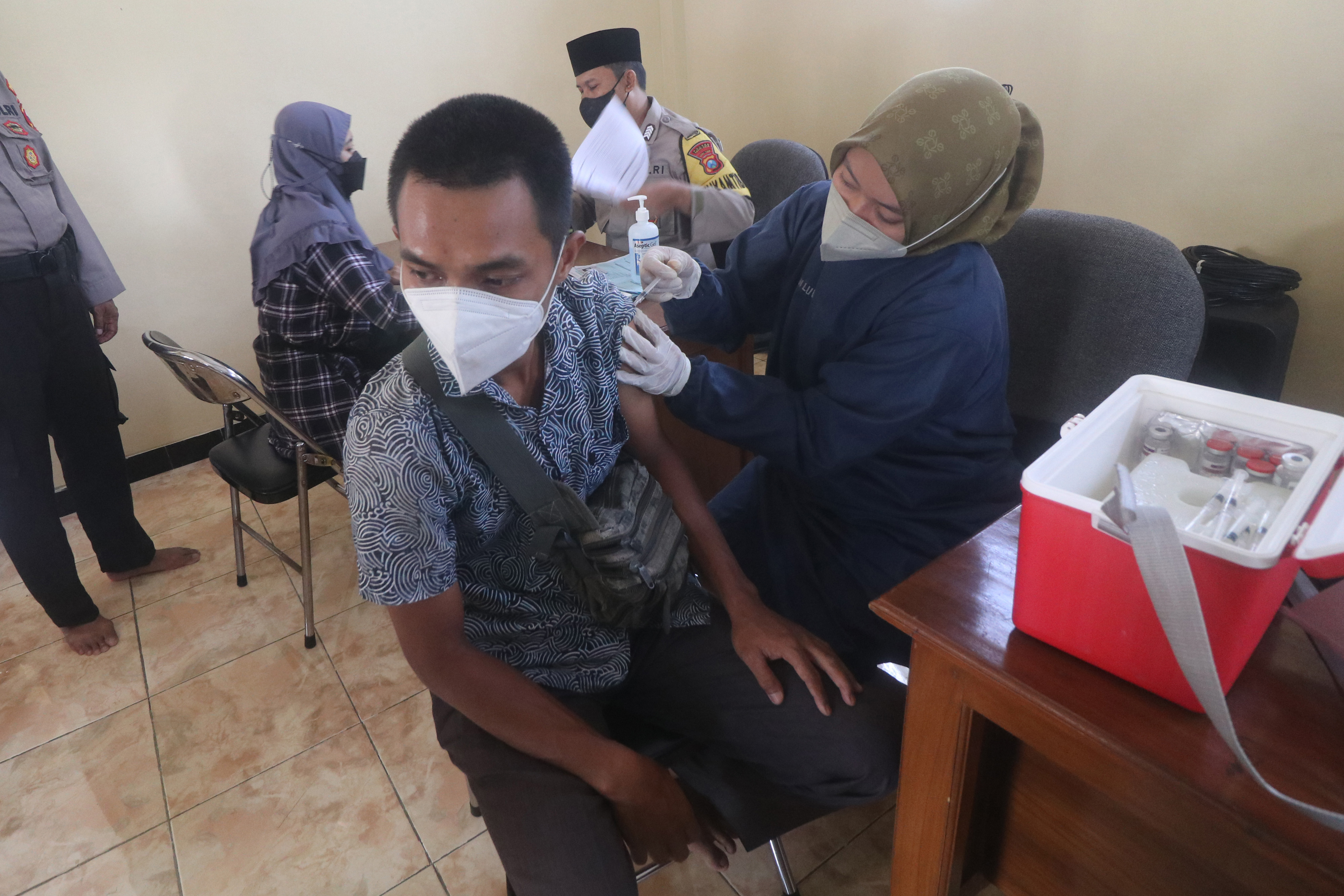 Vaksinasi Booster di Masjid Agung Kota Kediri, Jawa Timur