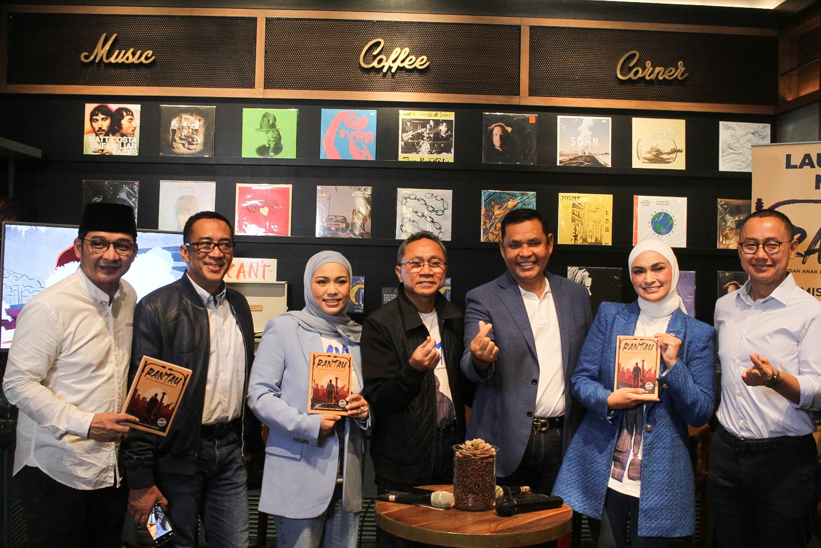 Acara peluncuran novel Rantau di Jakarta yang juga dihadiri penulis Futri Zulya dan Zita Anjani.