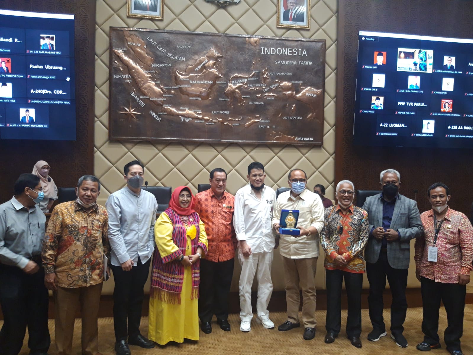 Delegasi MAKN berfoto bersama dengan Ketua Komisi II DPR RI, Junimart Girsang usia pembahasan draft RUU PPBAKN.