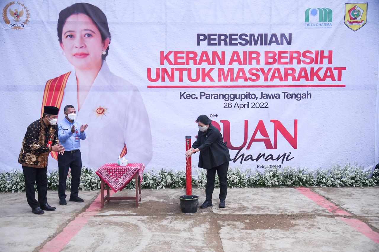 Ketua DPR RI Puan Maharani saat meresmikan proyek sambungan rumah air bersih di Desa Gendayakan, Wonogiri, Jateng, Selasa (26/4).