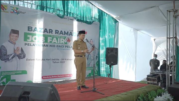 Bupati Bandung Dadang Supriatna membuka job fair