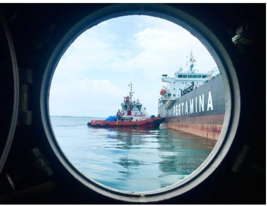 Kapal Tug PTK siap memandu kelancaran kapal Pertamina.