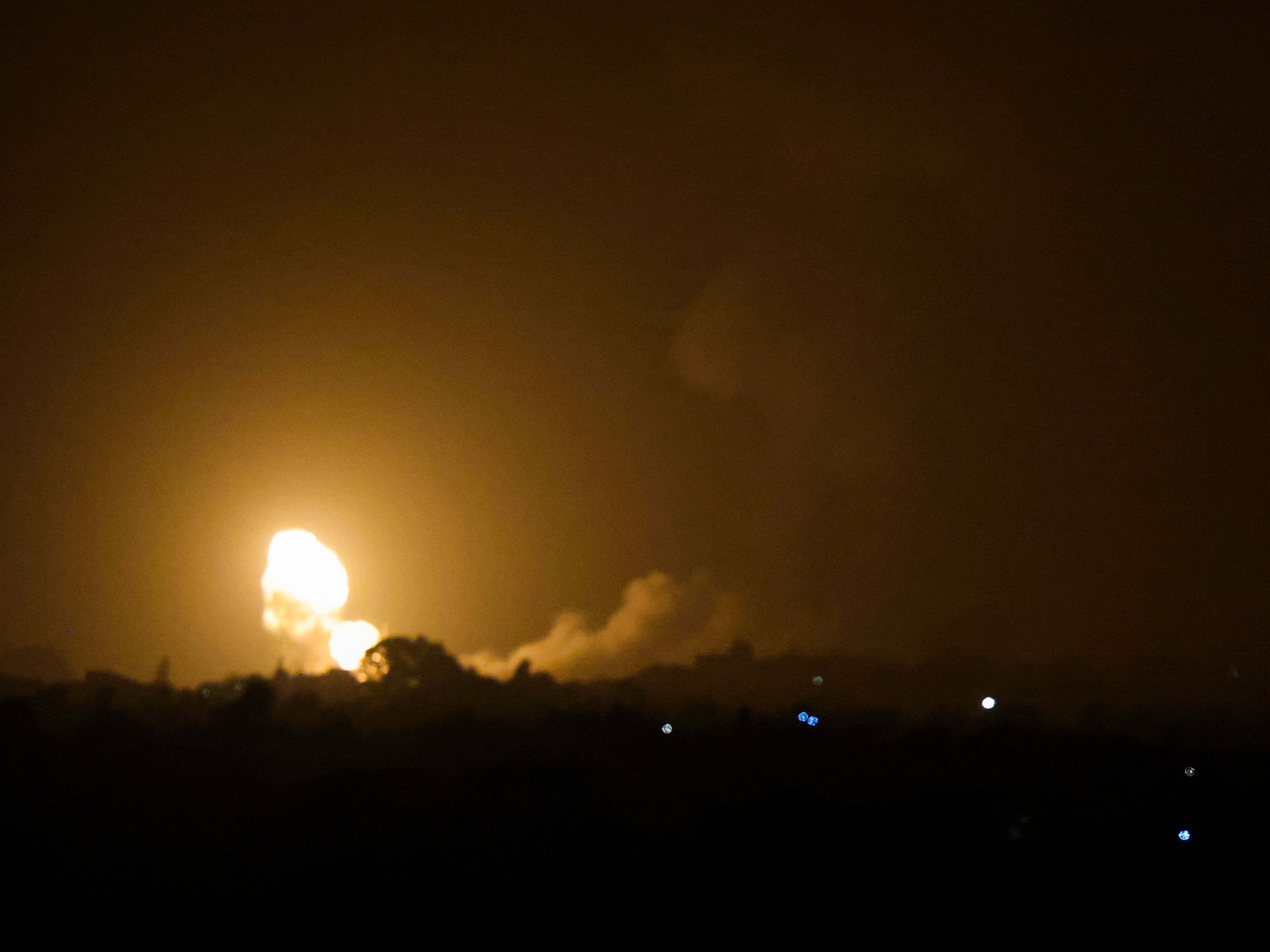 Api dan asap membumbung saat serangan udara Israel di Rafah di Jalur Gaza selatan, 19 April 2022.