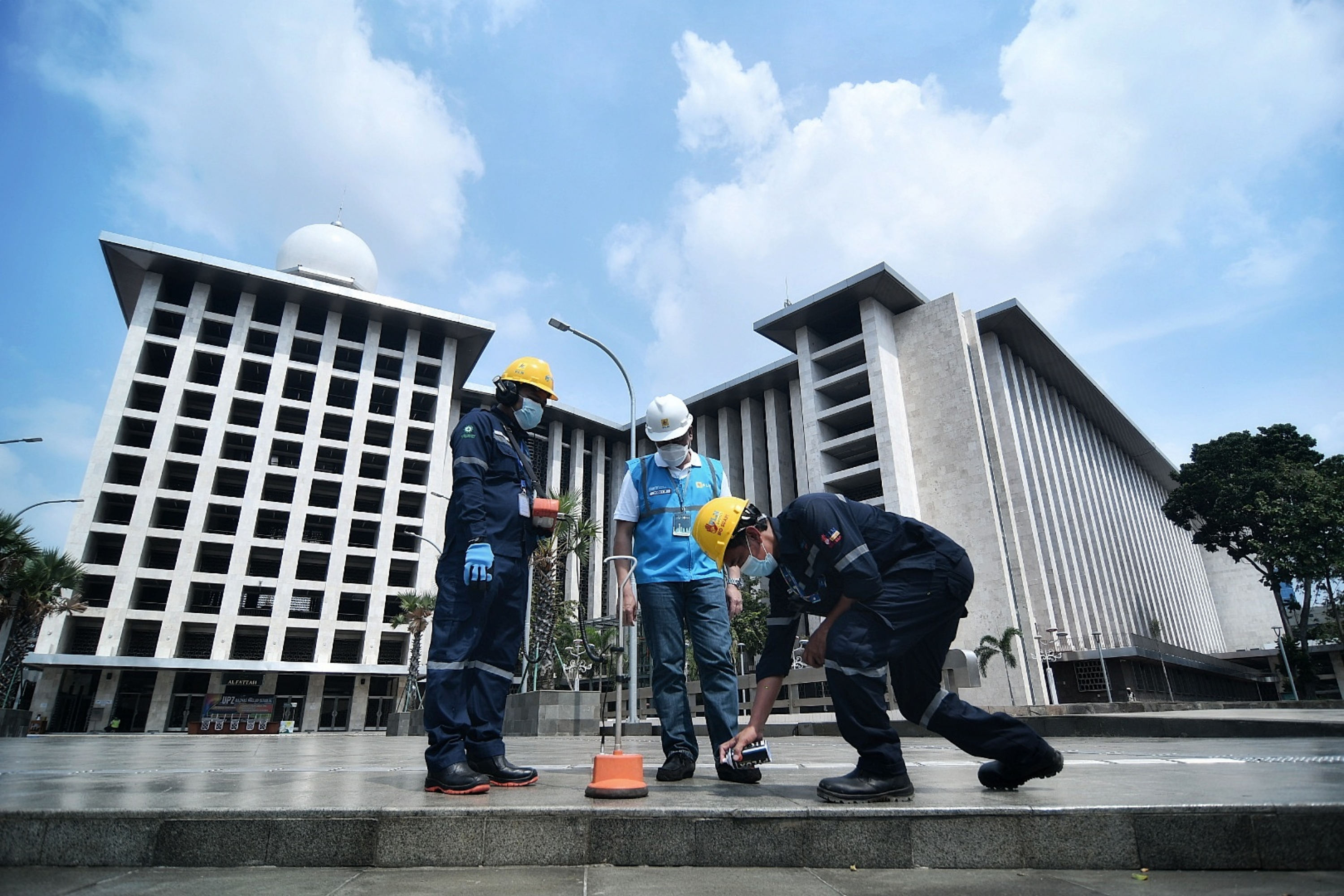 Petugas PLN mempersiapkan jaringan listrik bawah tanah di Masjid Istioqlal Jakarta