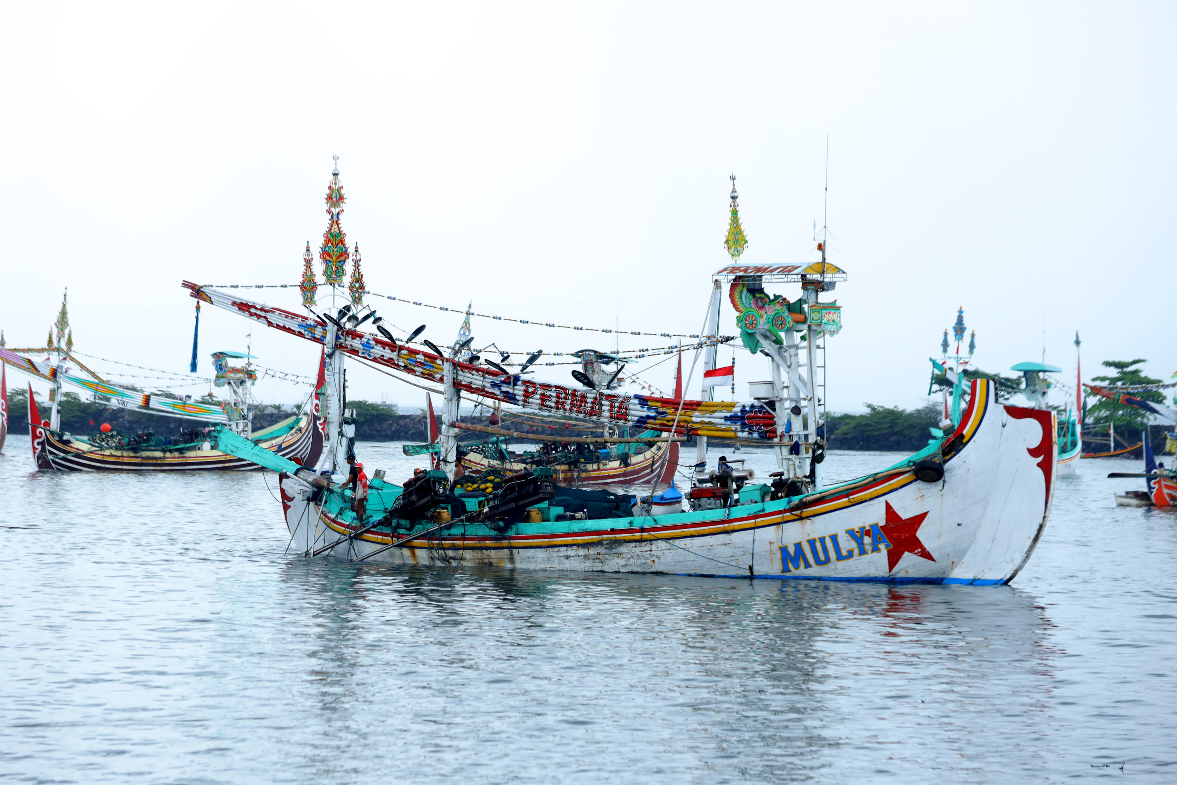 Kapal tradisional Slerek melintas di Pelabuhan Perikanan Muncar, Banyuwangi, Jawa Timur, Rabu (6/4/2022).