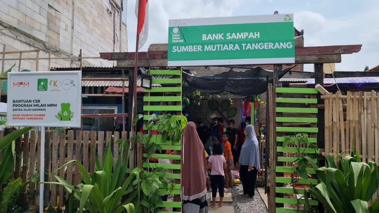 Bank Sampah Sumber Mutiara Tangerang (BSSMT) yang didirikan MPMX di Ciledug, Kota Tangerang, Banten.
