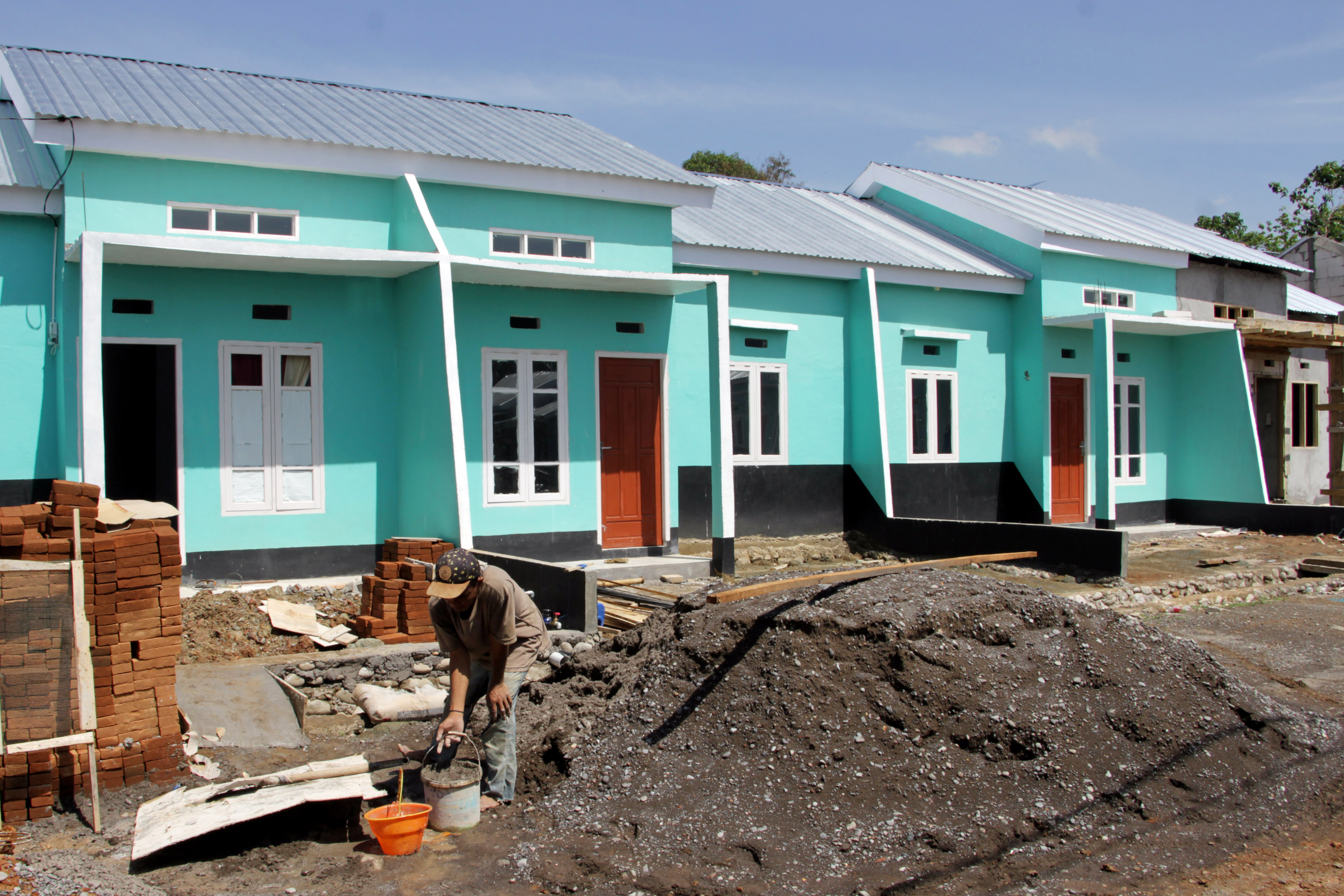 Pekerja menyelesaikan pembangunan rumah bersubsidi di Kabupaten Gowa, Sulawesi Selatan.
