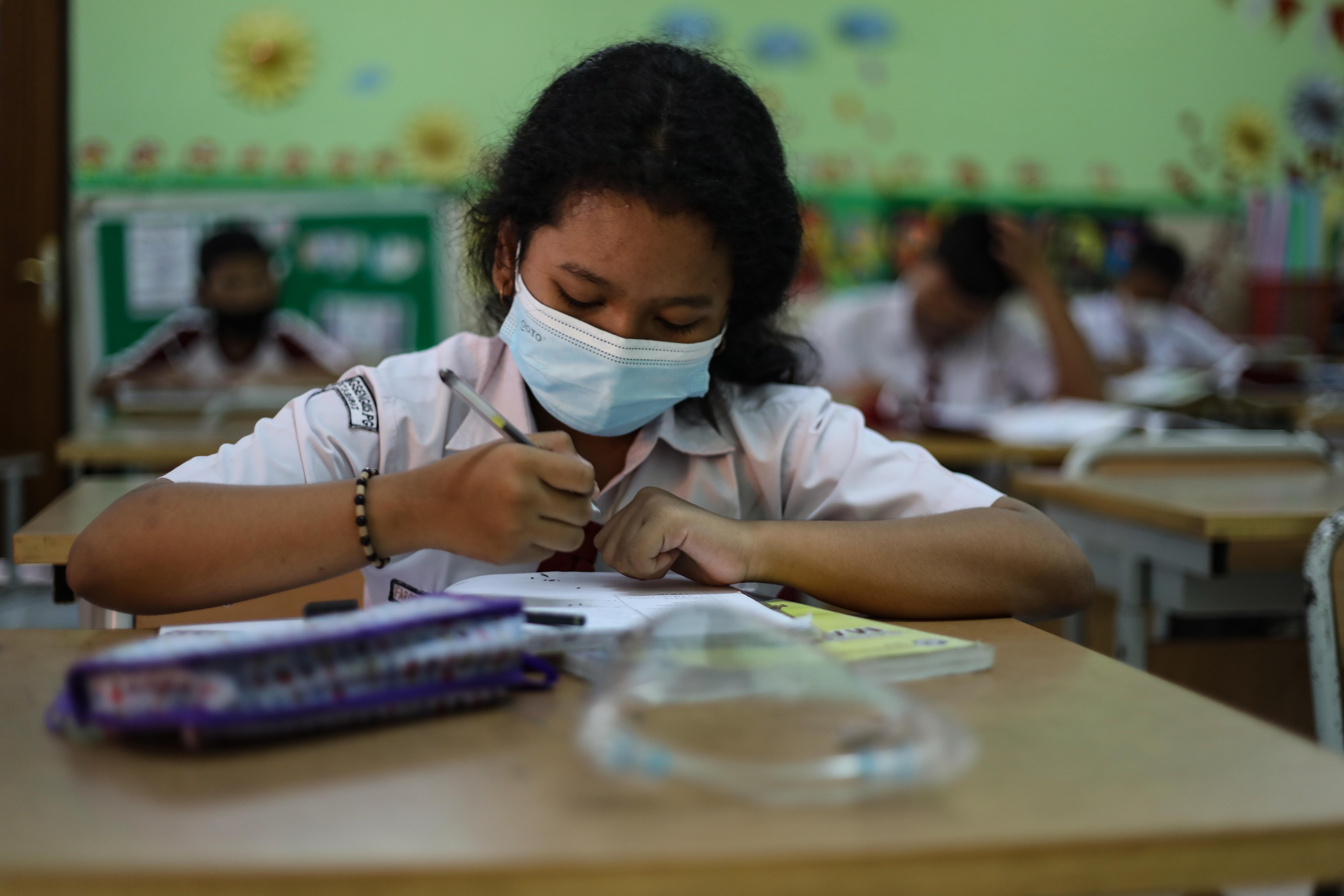 Siswa saat mengikuti kegiatan belajar secara tatap muka di SDN Srengseng 05 Pagi, Jakarta.