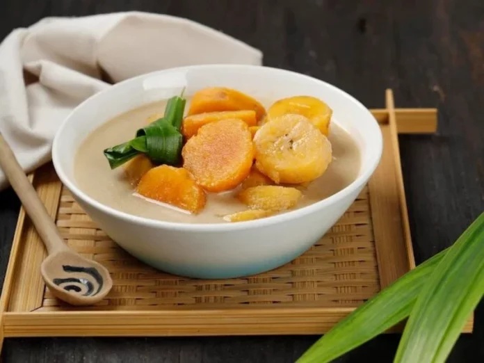 Kolak pisang. Selain kolak pisang cara membuatnya mudah, menu ini juga nikmat dan membuat kenyang.