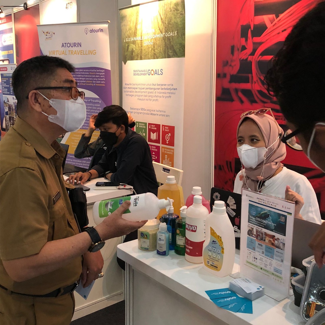 Pameran produk UMKM yang diselenggarakan Kemen Koperasi dan UMKM. 