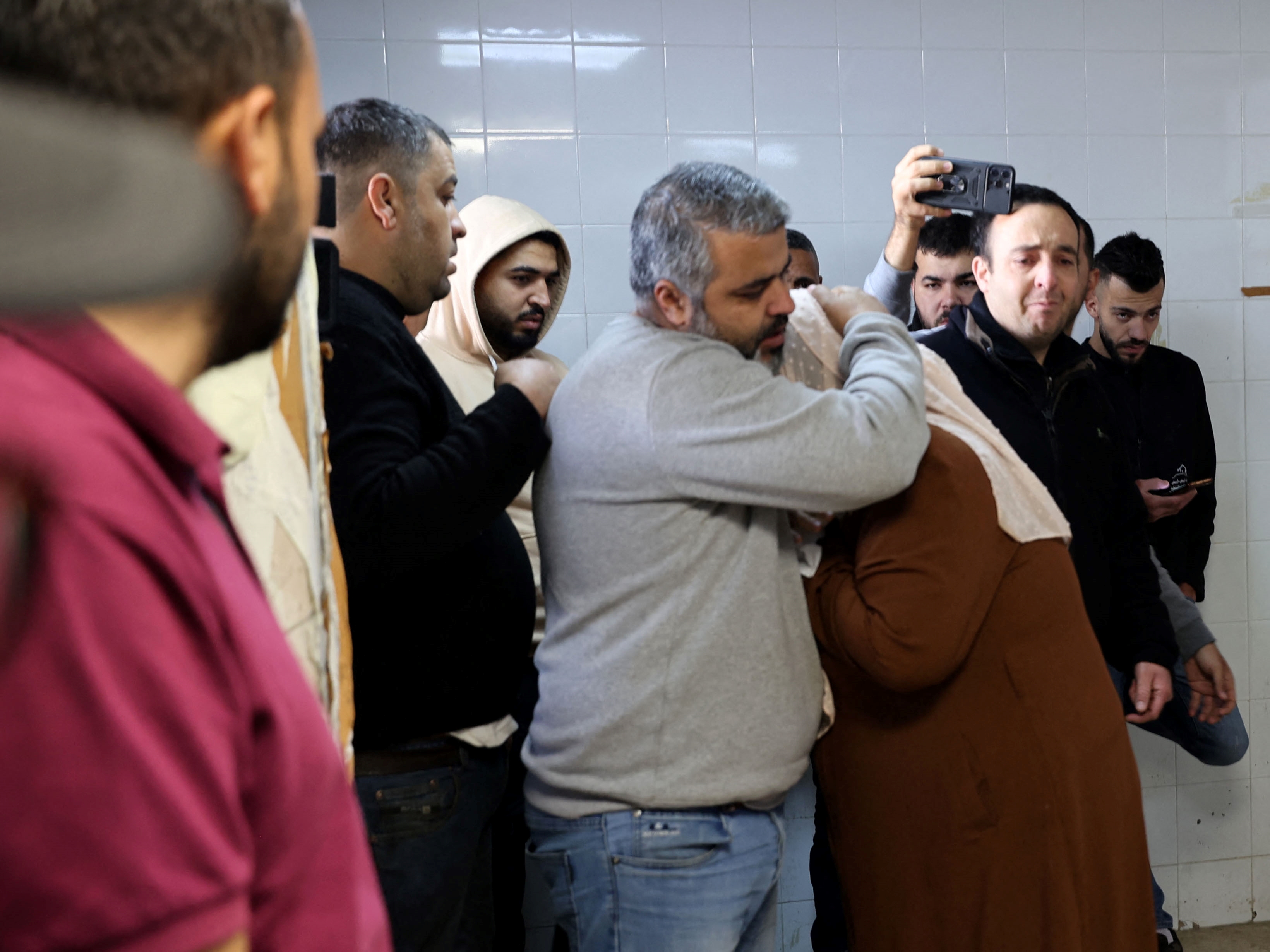 Warga Palestina berduka atas kematian seorang kerabat yang ditembak mati oleh pasukan keamanan Israel di kota Nablus, Rabu (13/4).