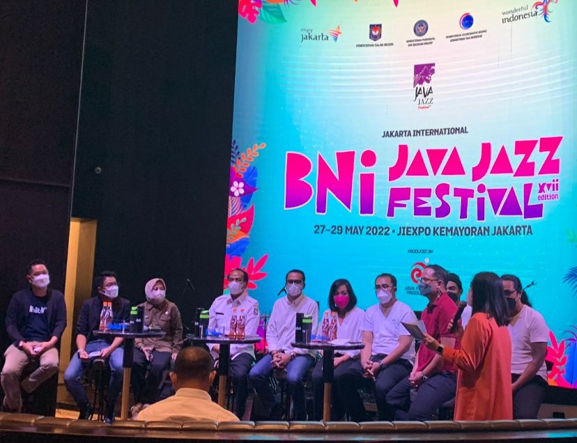 Dewi Gontha, direktur utama Java Festival Production (masker merah muda) bersama perwakilan kementerian dan jajaran sponsor.