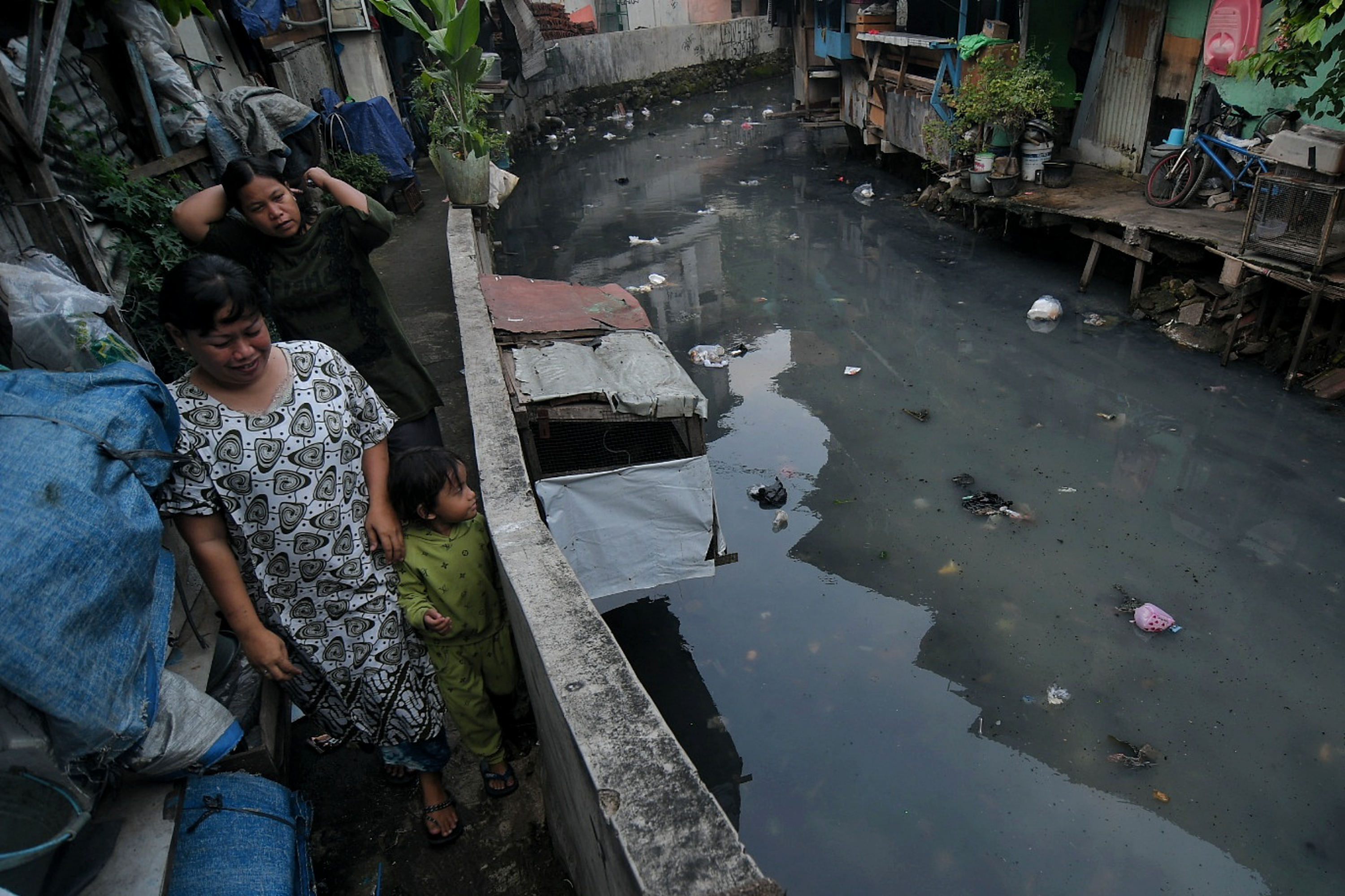 Aktivitas warga di permukiman padat kawasan Tanah Abang, Jakarta.