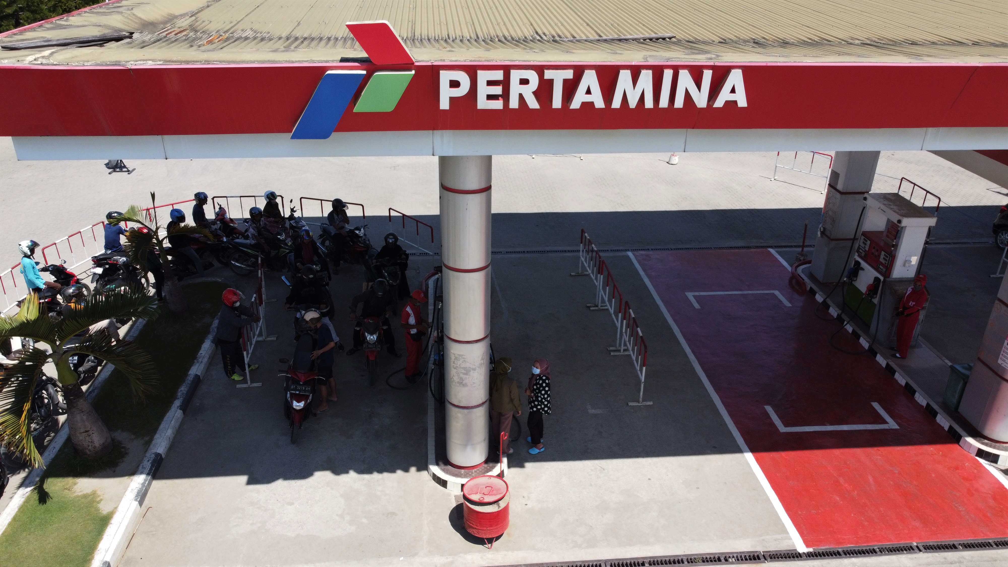  Petugas melayani pengisian BBM jenis Pertalite di SPBU 74.931.04 Tapak Kuda, Kendari, Sulawesi Tenggara, Selasa (12/4/2022). 