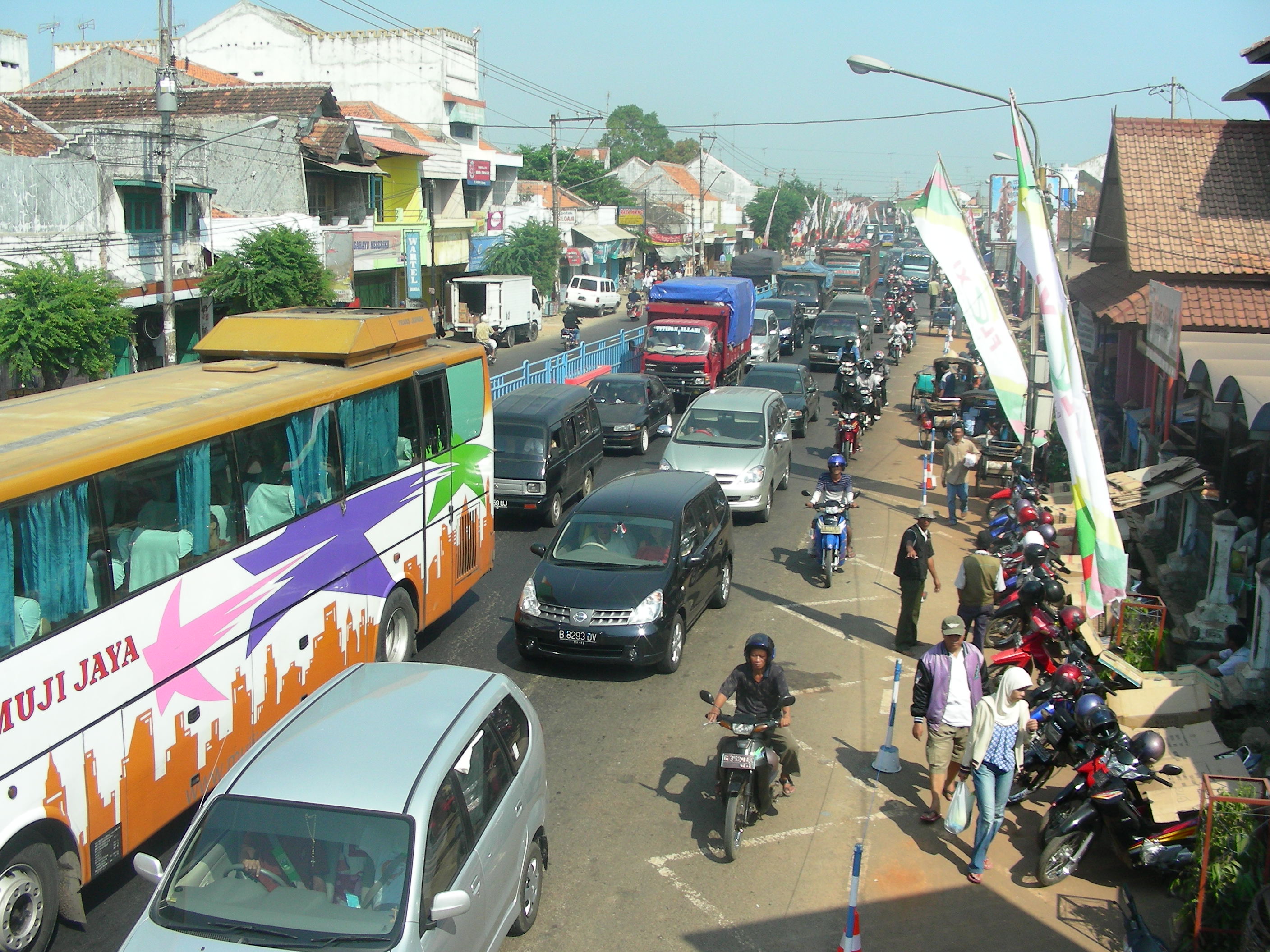 Pasar tumpah saat mudik lebaran kerap menyebabkan kemacetan.