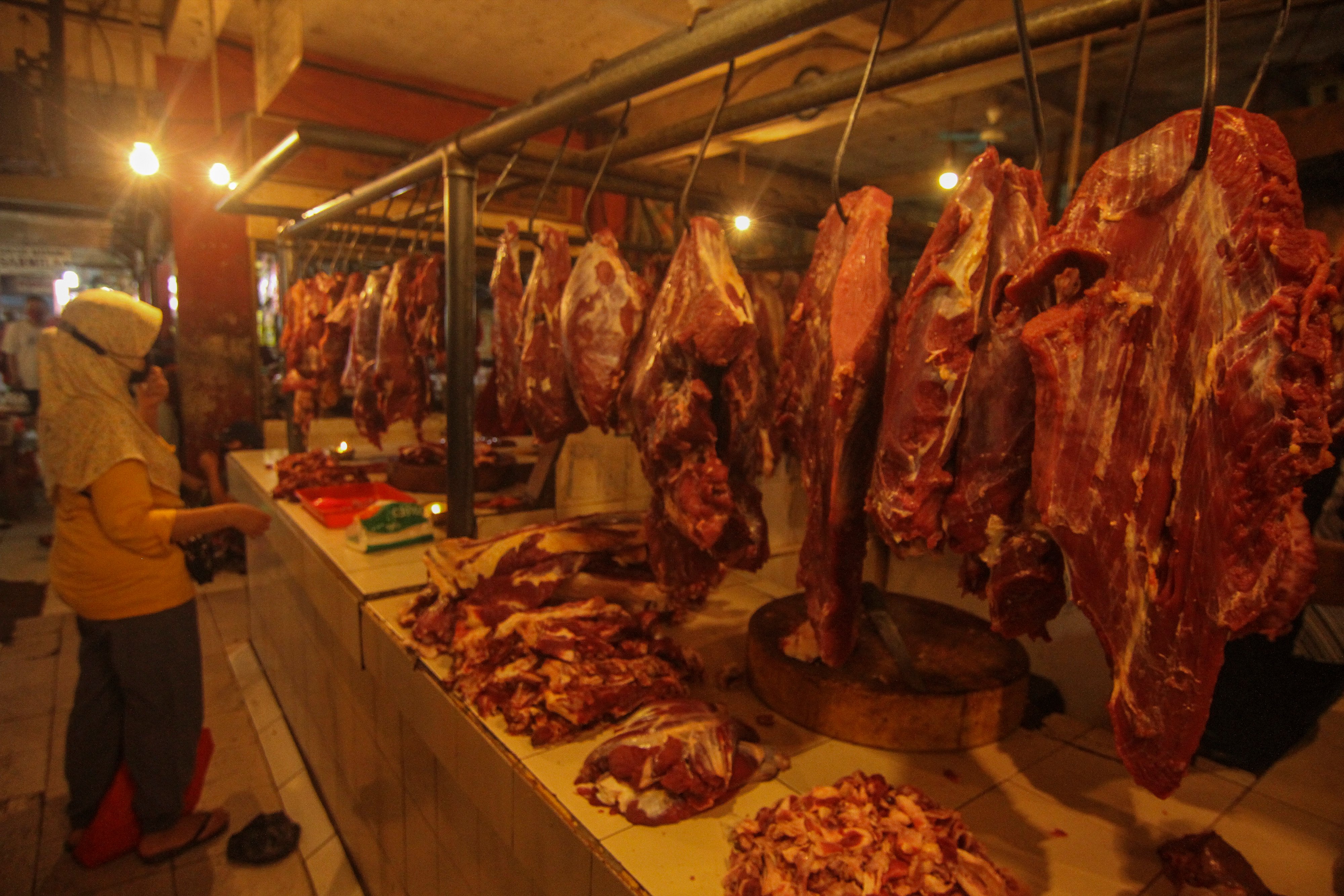 Calon pembeli memilih daging sapi di Pasar Agung, Depok, Jawa Barat.