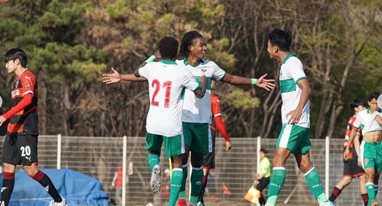 Para pemain timnas U-19 melakukan selebrasi usai mencetak gol ke gawnag Pohang Steelers di laga persahabatan.