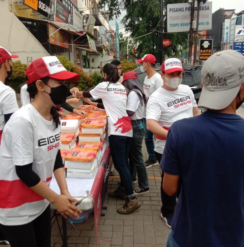 Eiger Kembali Berbagi Takjil untuk Sesama di Jakarta Selatan