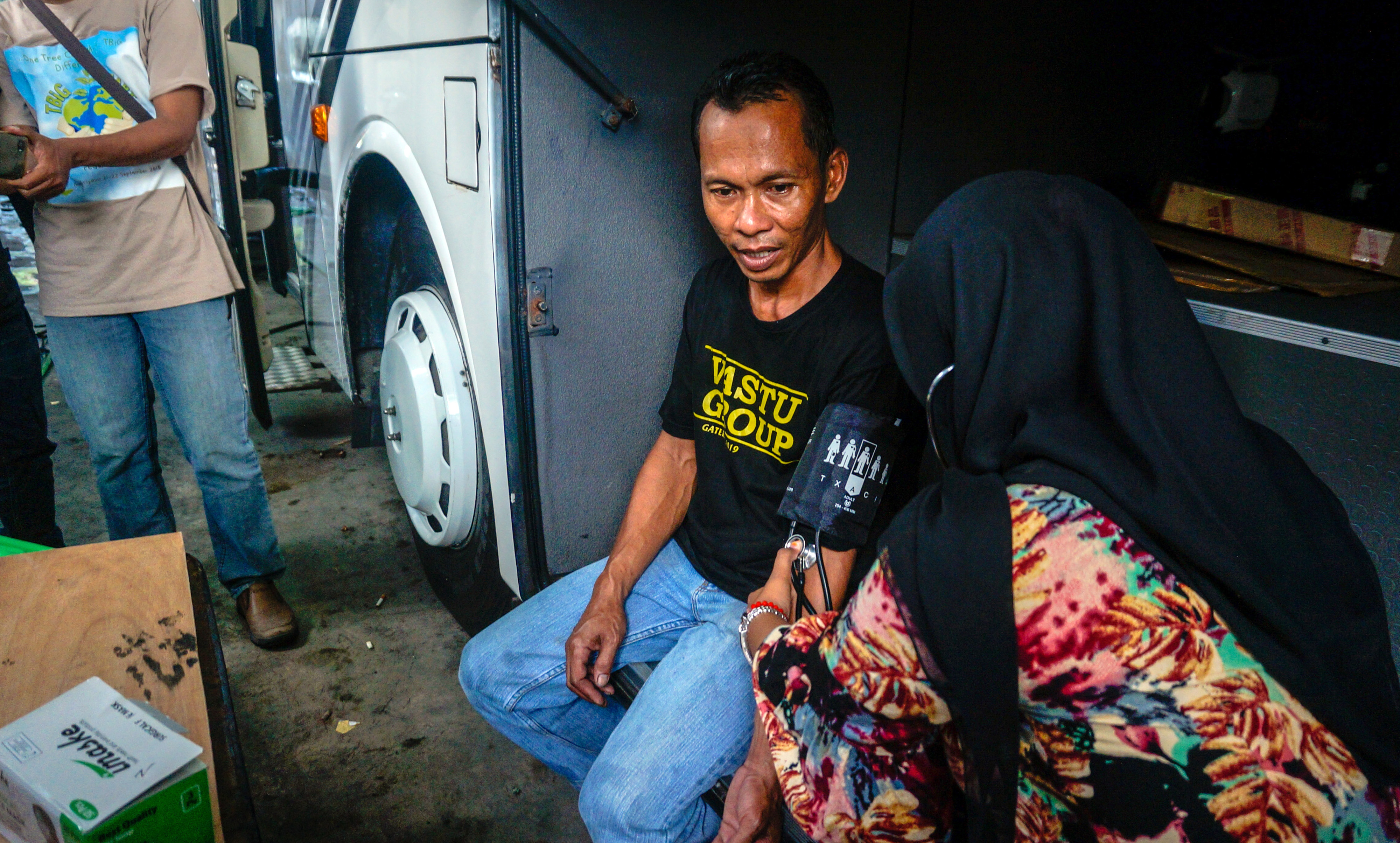 Ilustrasi: Petugas kesehatan memeriksa kondisi sopir bus angkutan lebaran 