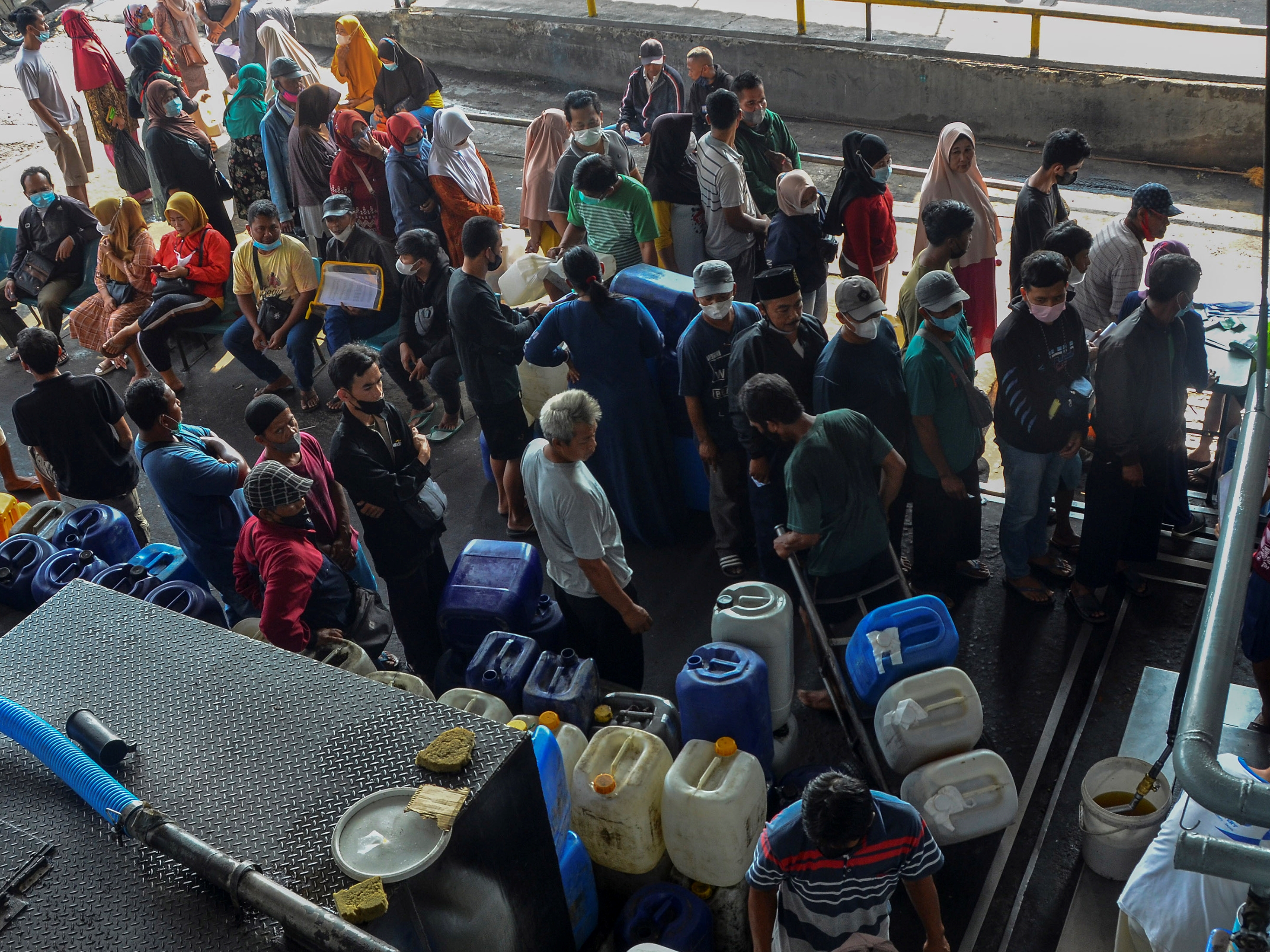 Warga dan pedagang antre membeli minyak goreng curah di Kabupaten Ciamis, Jawa Barat, Kamis (31/3/2022). 