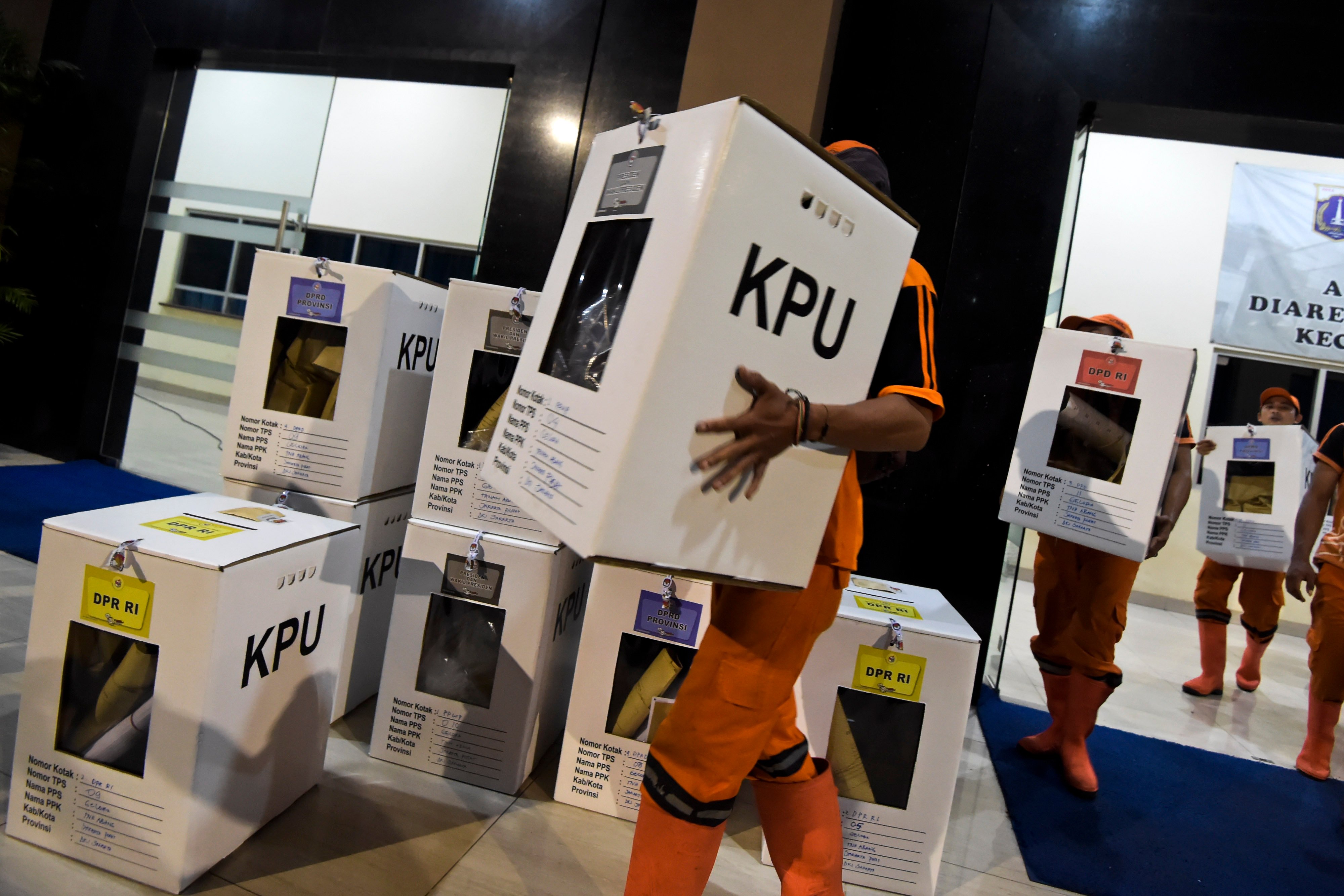 Petugas mengangkut logistik pemilu dari gudang logistik KPU Jakarta Pusat.