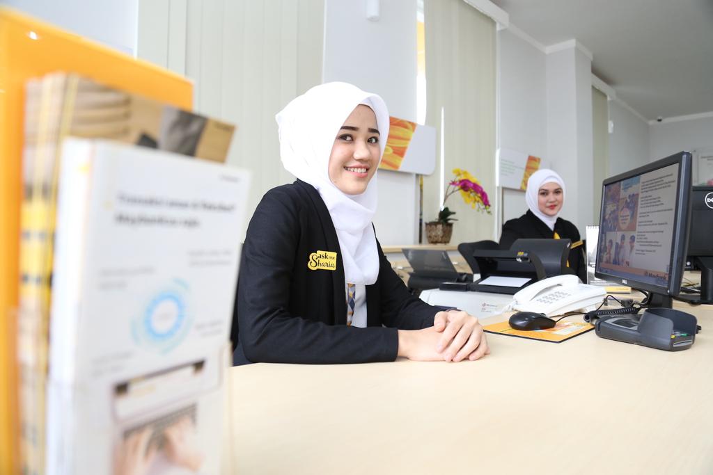 Pegawai Unit Usaha Syariah (UUS Maybank Indonesia) siap melayani nasabah.  