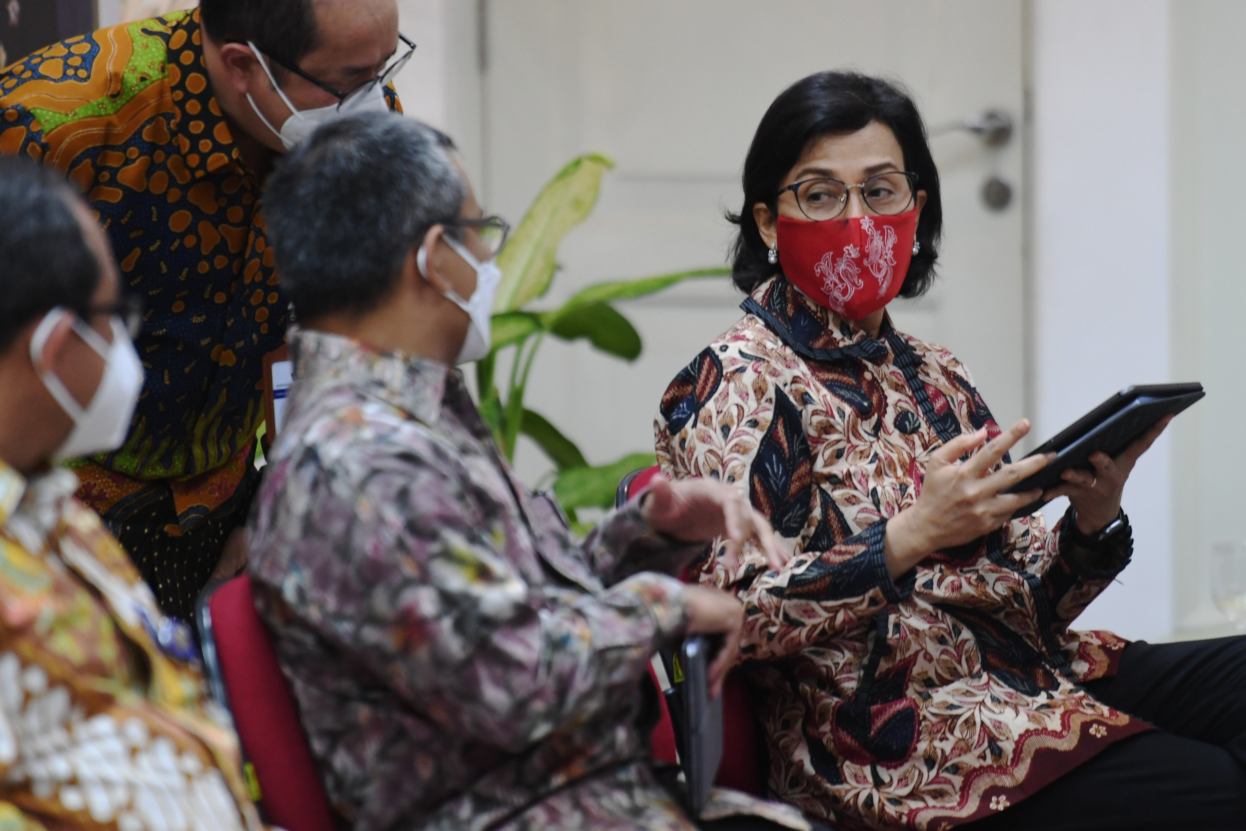 Menkeu Sri Mulyani bersiap memberikan keterangan pers.
