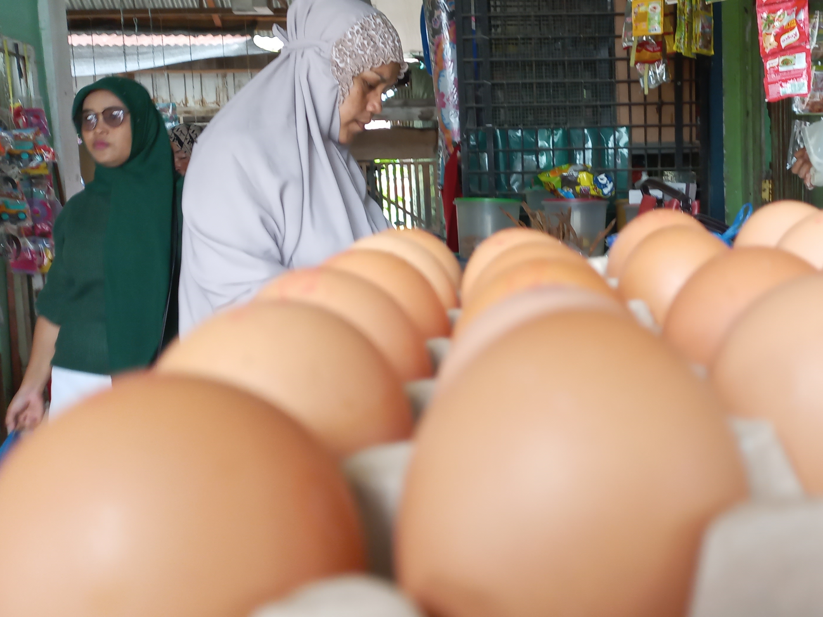 Pedagang sedang beraktivitas di pasar Garot, Kecamatan Indrajaya, Kabupaten Pidie, Provinsi Aceh, beberapa waktu lalu.